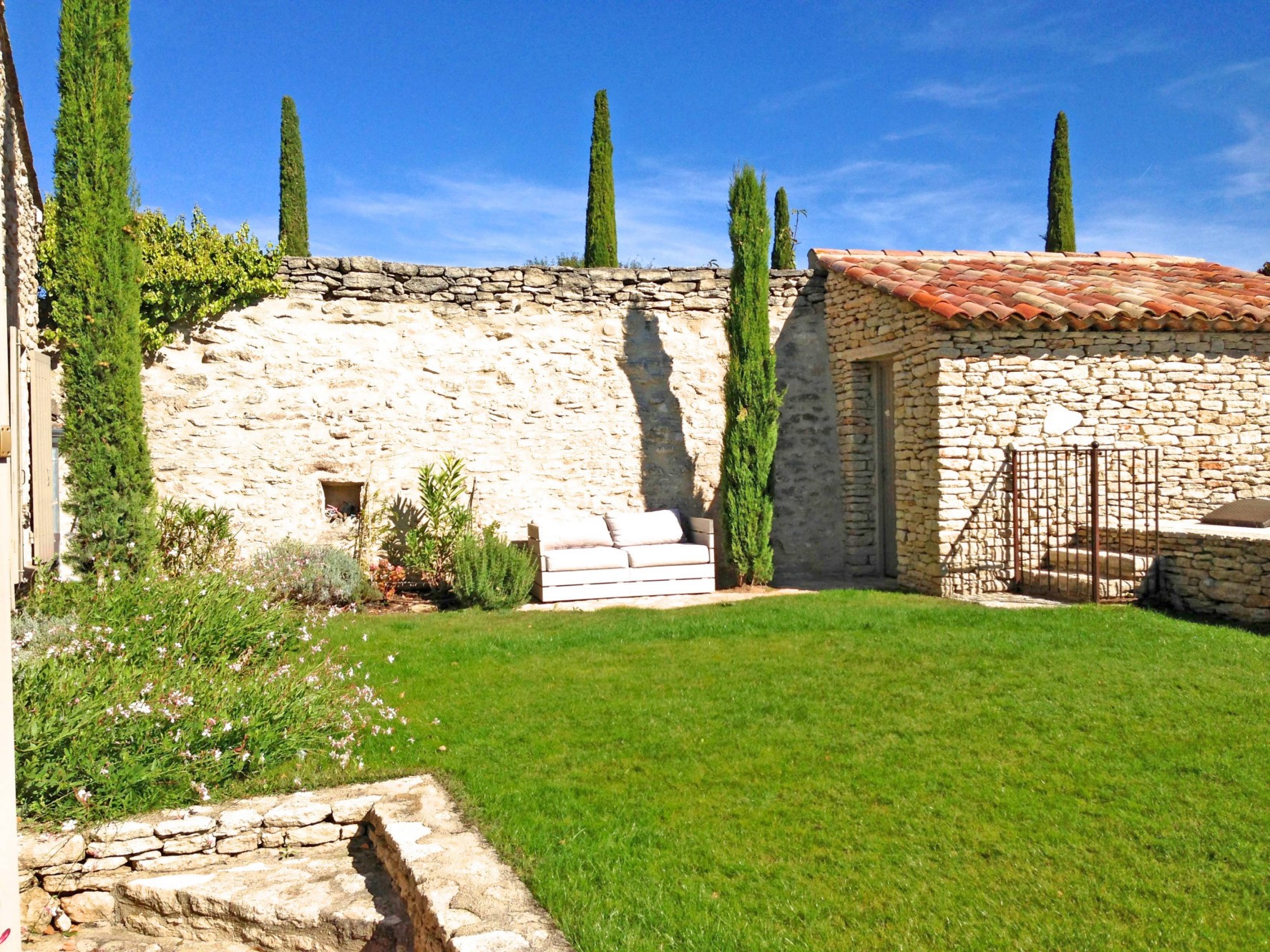 Few minutes away from the prestigious village of Gordes, for sale, charming house with swimming pool, garden and terrace