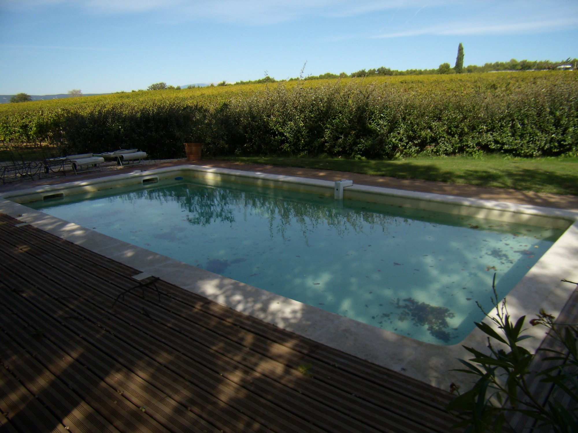 For sale in Luberon, very pleasant stone house, landscaped garden of 2500 m² with swimming pool