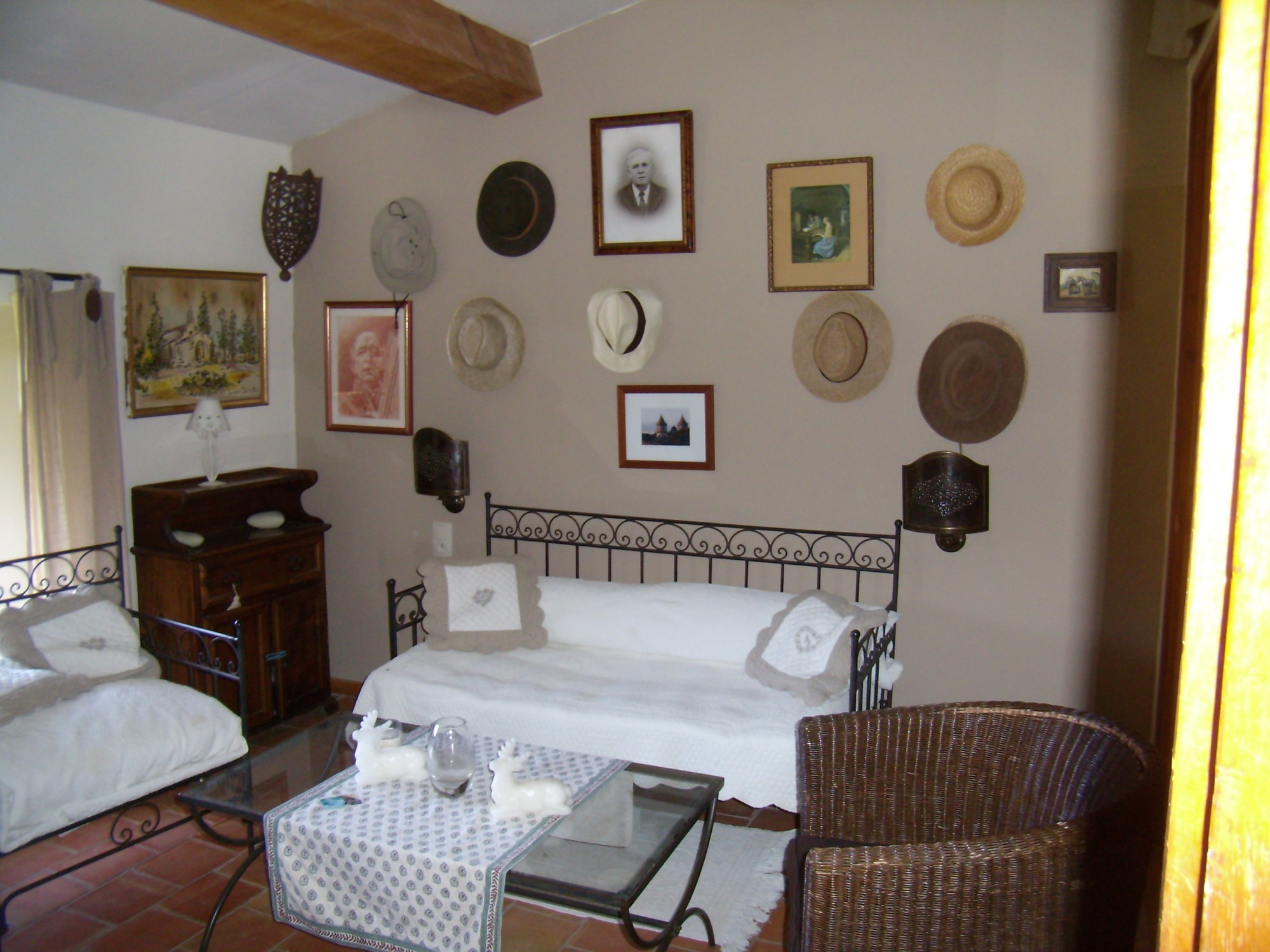 For sale in Luberon, very pleasant stone house, landscaped garden of 2500 m² with swimming pool