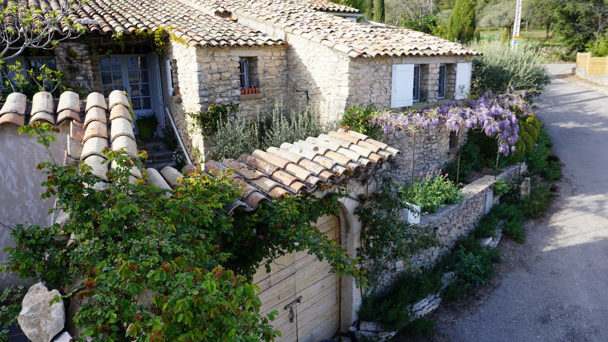 Maison en pierres rénovée à vendre en Luberon par ROSIER