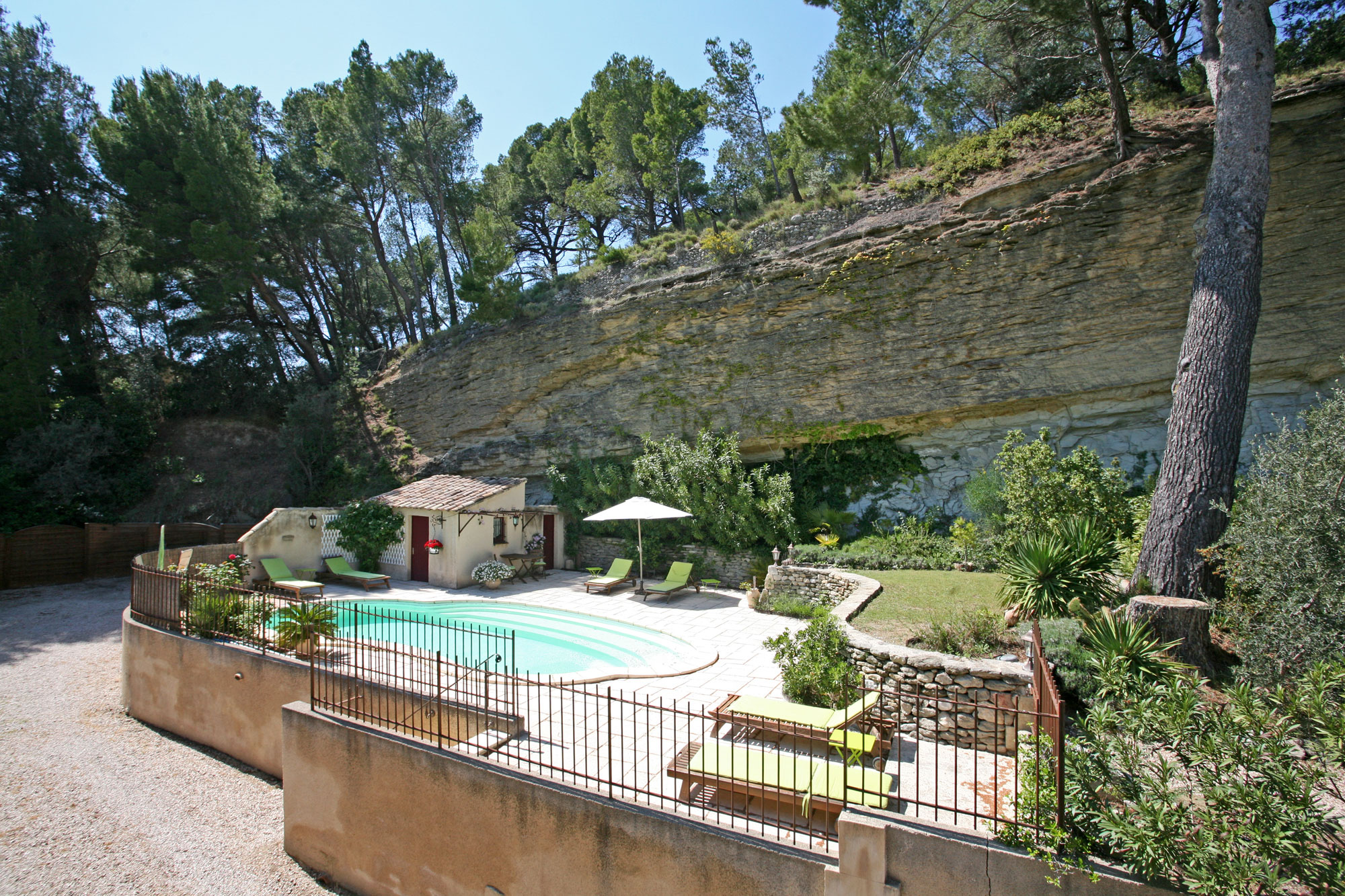 En Provence, sous un rocher, un jardin et une piscine
