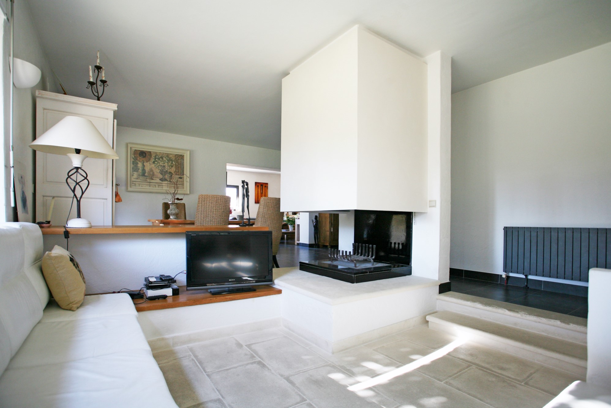 Near Gordes in Luberon, for sale, bright one storey house with outbuildings, pool and pool house 