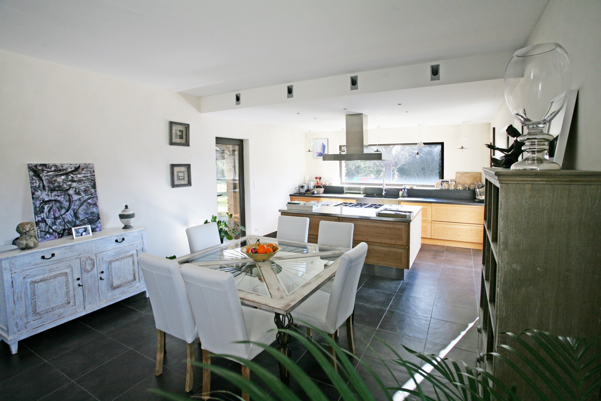 Near Gordes in Luberon, for sale, bright one storey house with outbuildings, pool and pool house 