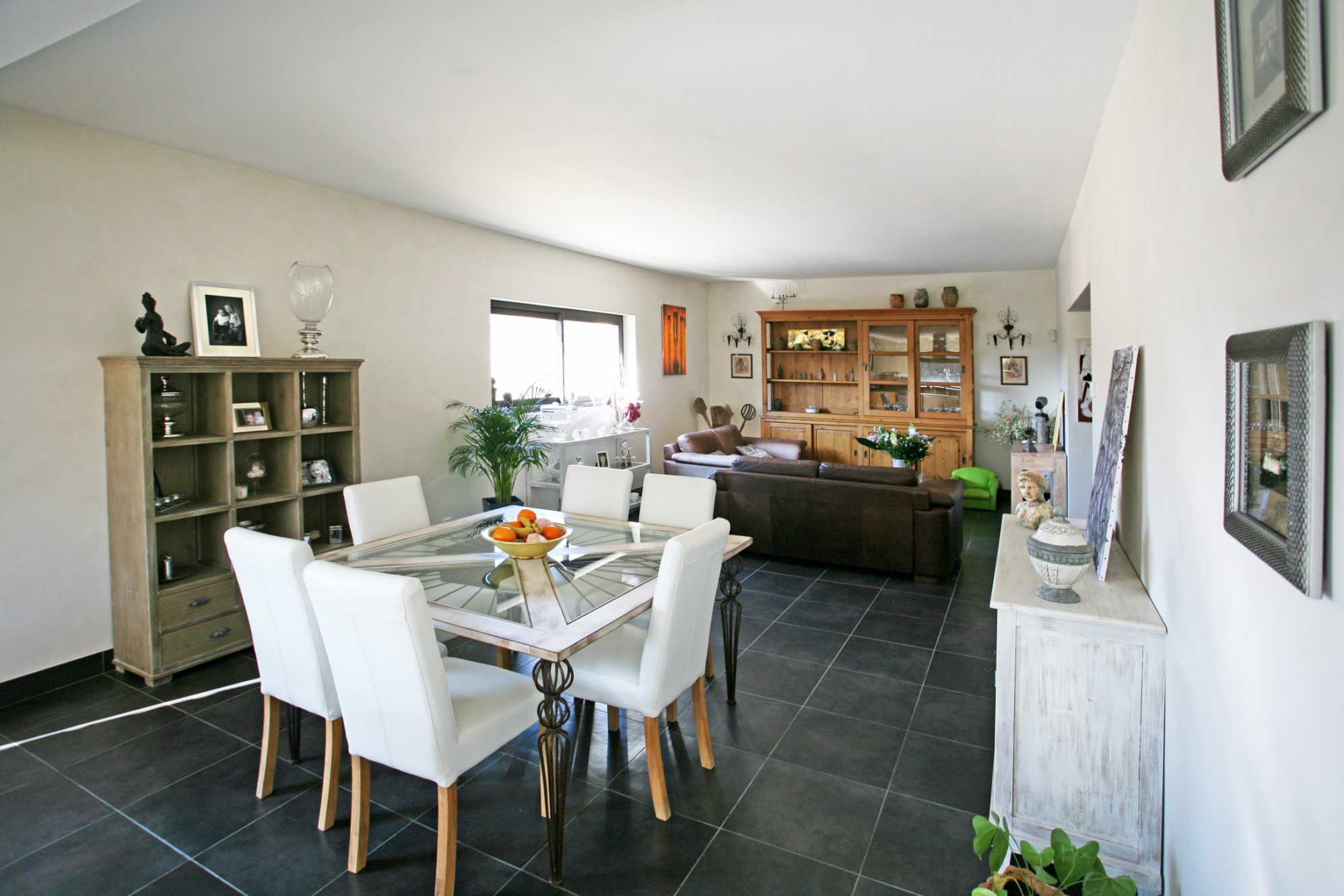 Near Gordes in Luberon, for sale, bright one storey house with outbuildings, pool and pool house 
