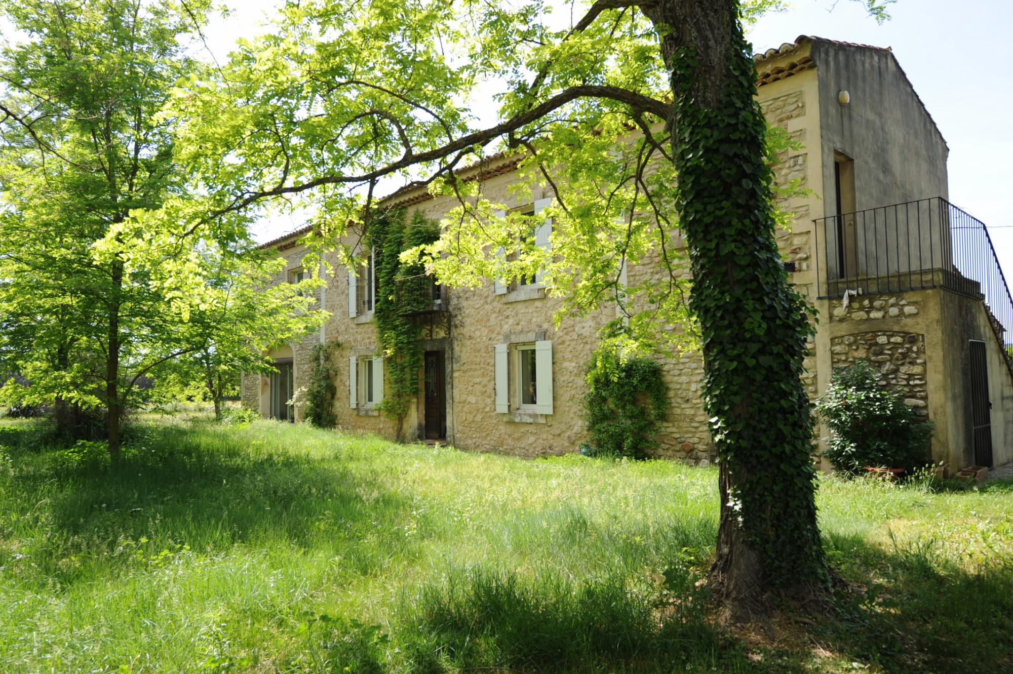 For sale in the Park of Luberon, provençal farmhouse to renovate, with garden and swimming pool