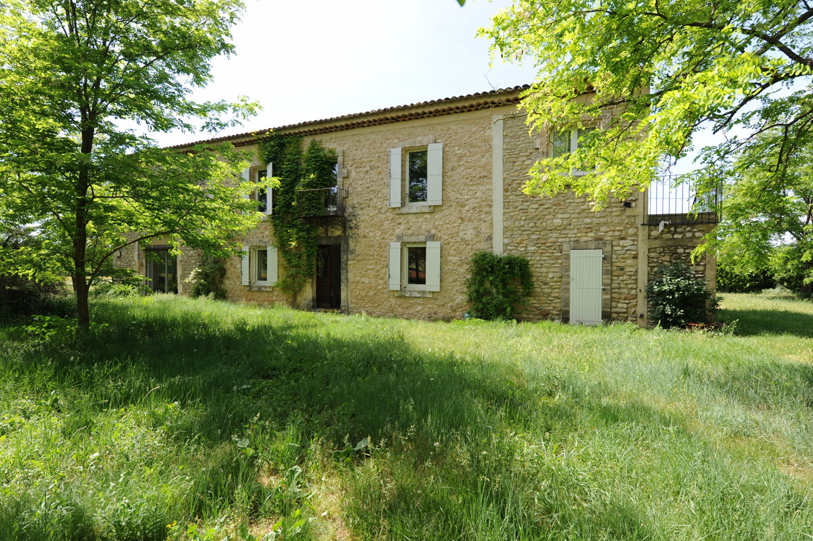 For sale in the Park of Luberon, provençal farmhouse to renovate, with garden and swimming pool