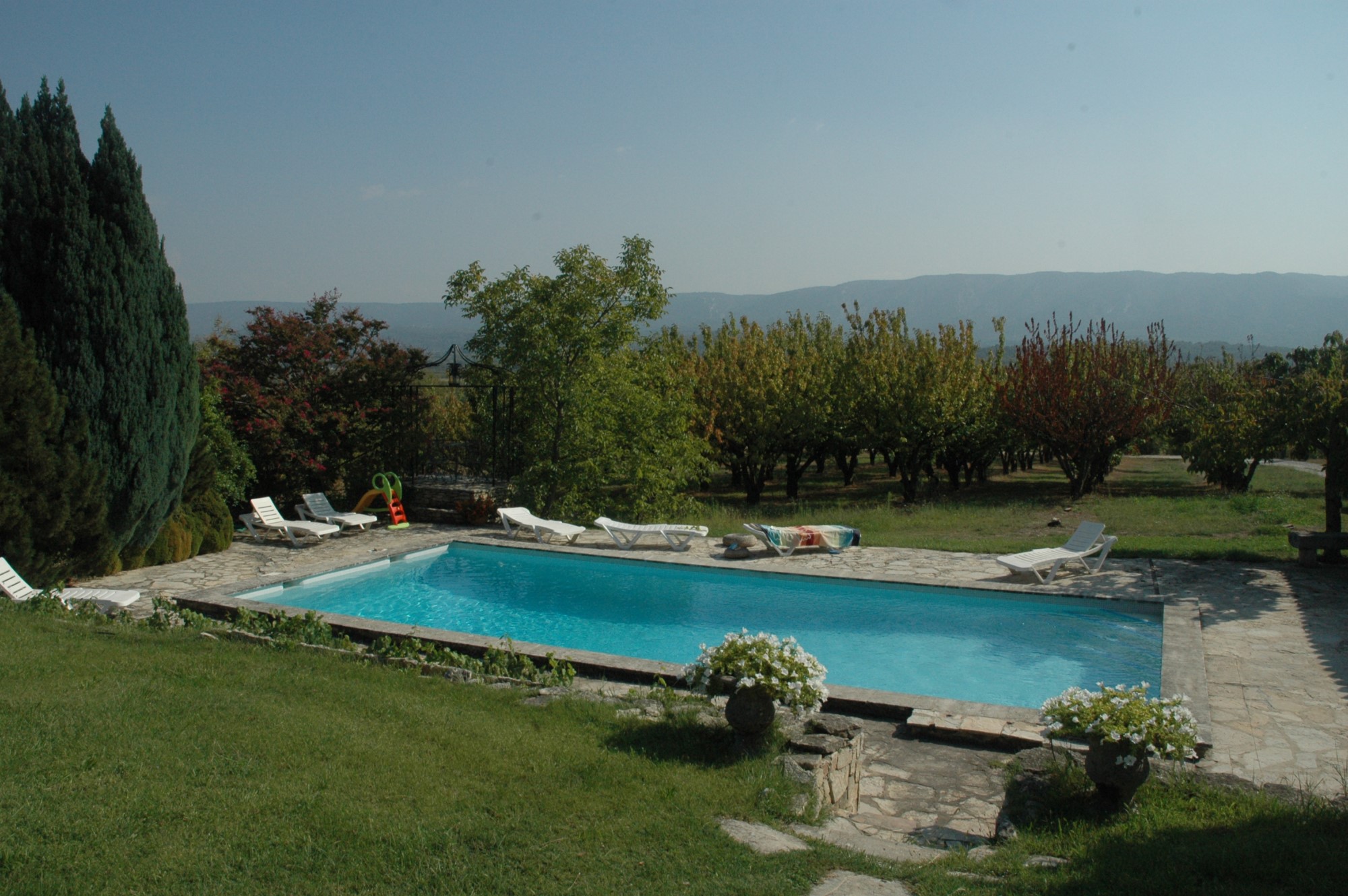 For sale, stone house with views over the Luberon, with garden of 6 000 m² and pool