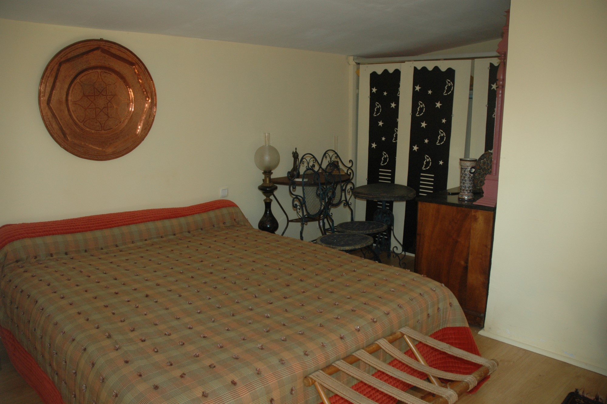 For sale, stone house with views over the Luberon, with garden of 6 000 m² and pool