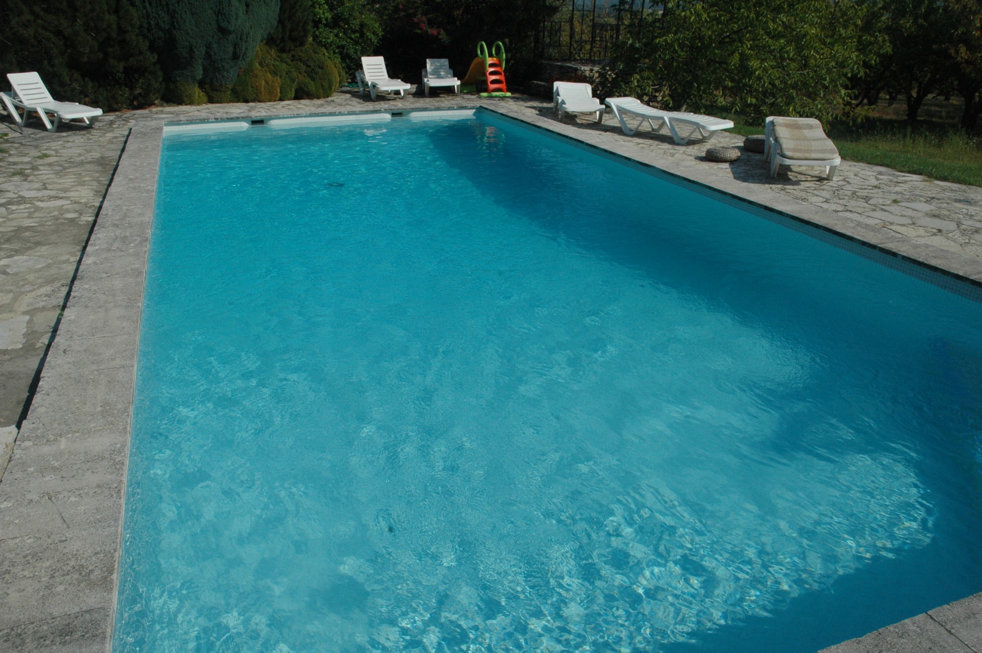 For sale, stone house with views over the Luberon, with garden of 6 000 m² and pool