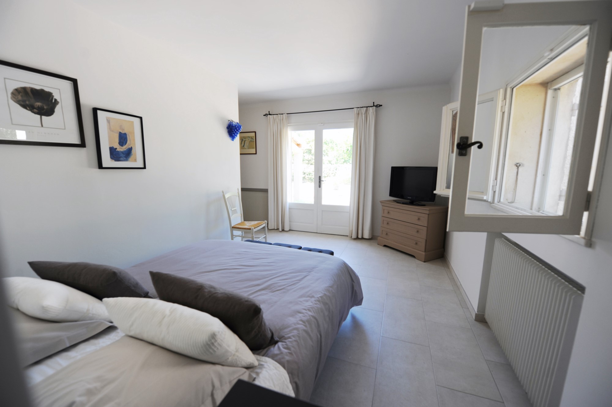 For sale, in Luberon, traditional house of approximately 170 m² living space on about 3000 m² of land
