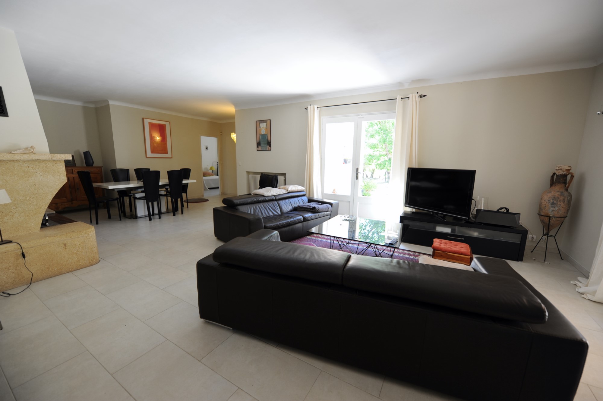 For sale, in Luberon, traditional house of approximately 170 m² living space on about 3000 m² of land