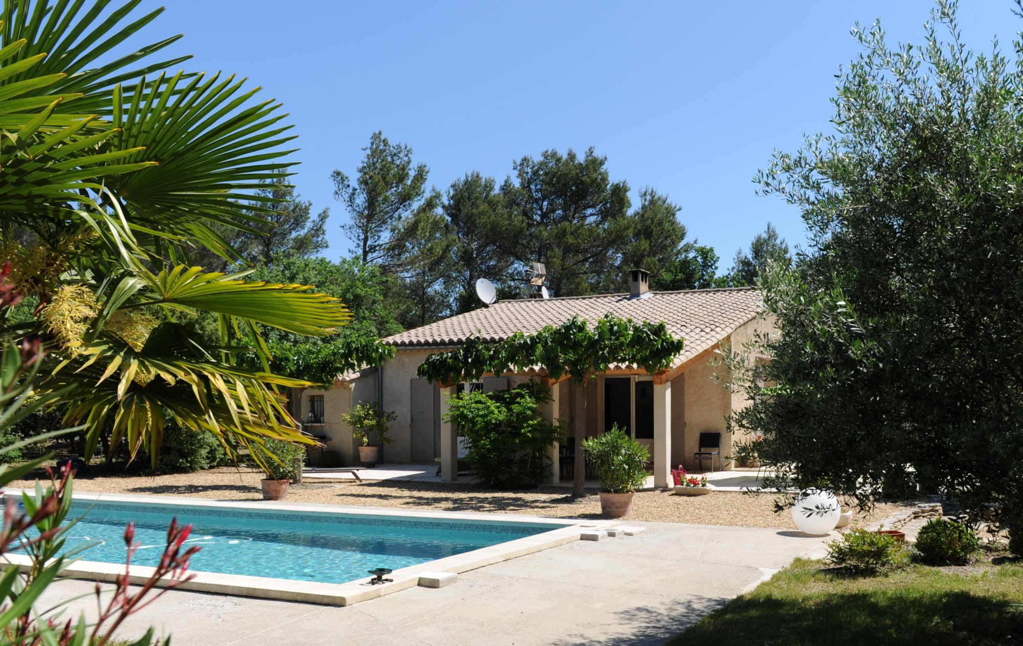 For sale, in Luberon, traditional house of approximately 170 m² living space on about 3000 m² of land