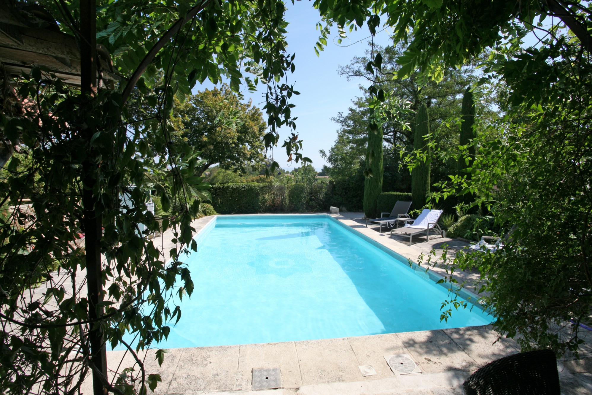 At the foot of the Luberon mountain, this XVIIIth century renovated house is just a few minutes from one of Provence's renowned villages