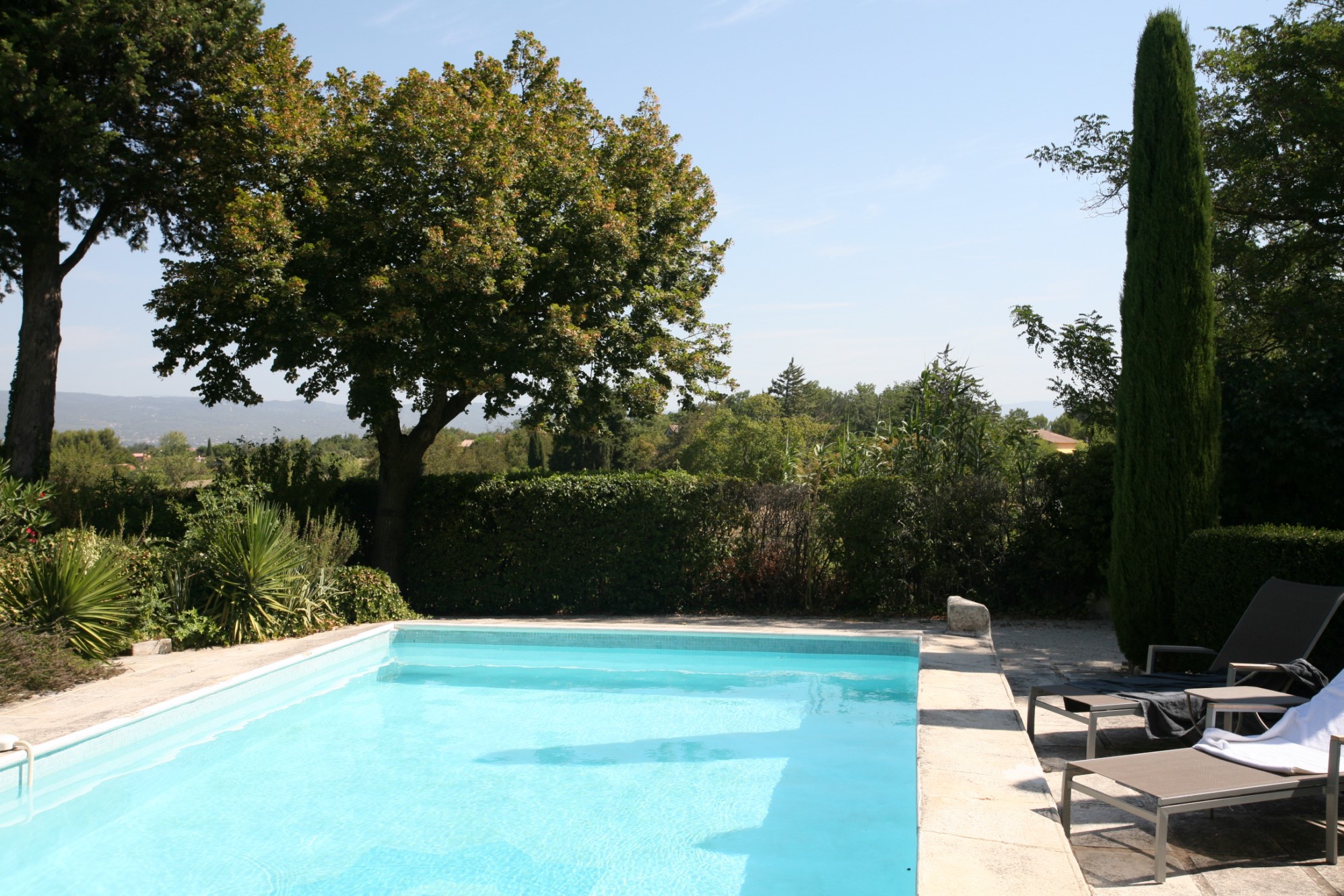 At the foot of the Luberon mountain, this XVIIIth century renovated house is just a few minutes from one of Provence's renowned villages