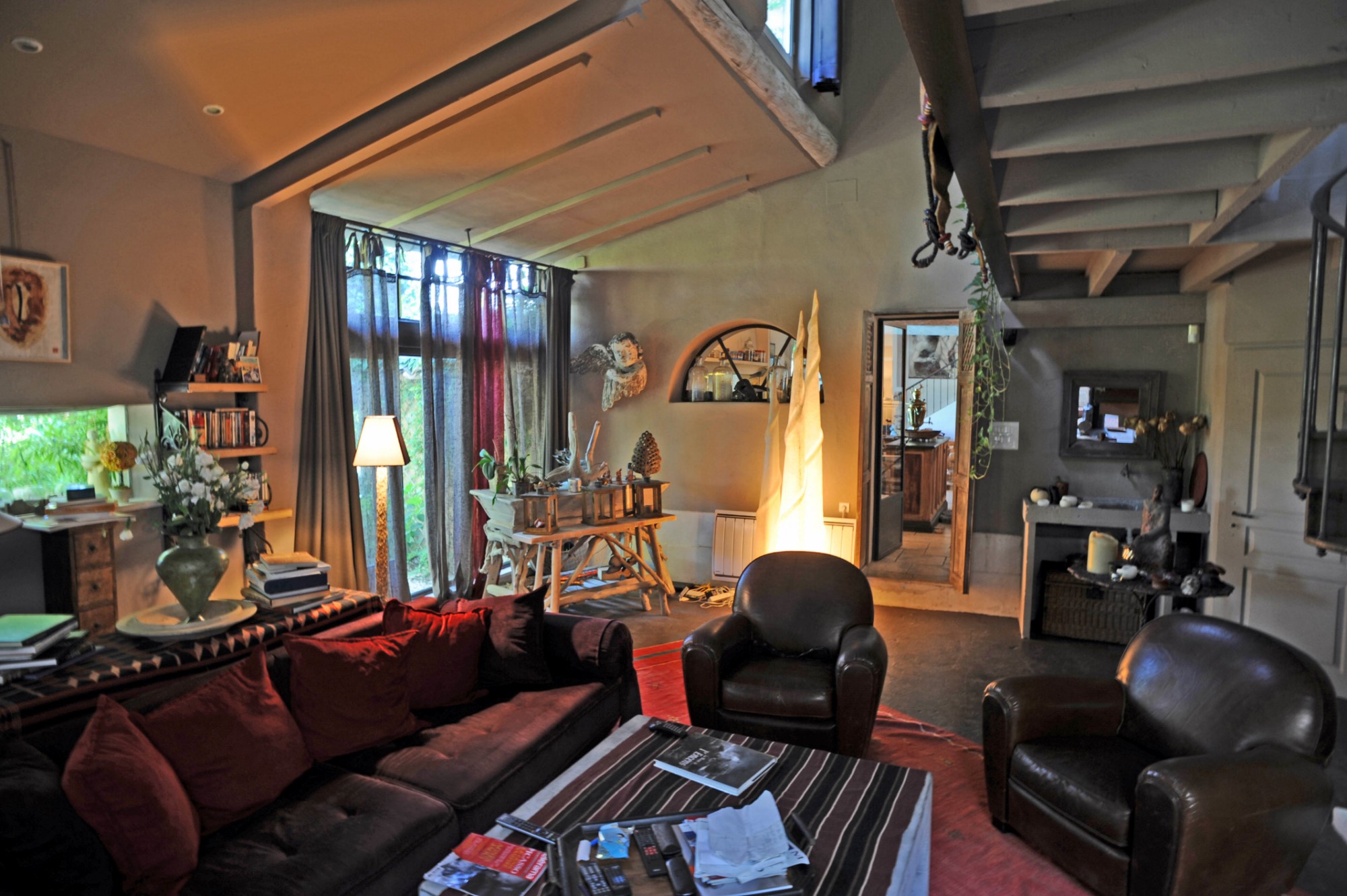 At the foot of the Luberon mountain, this XVIIIth century renovated house is just a few minutes from one of Provence's renowned villages