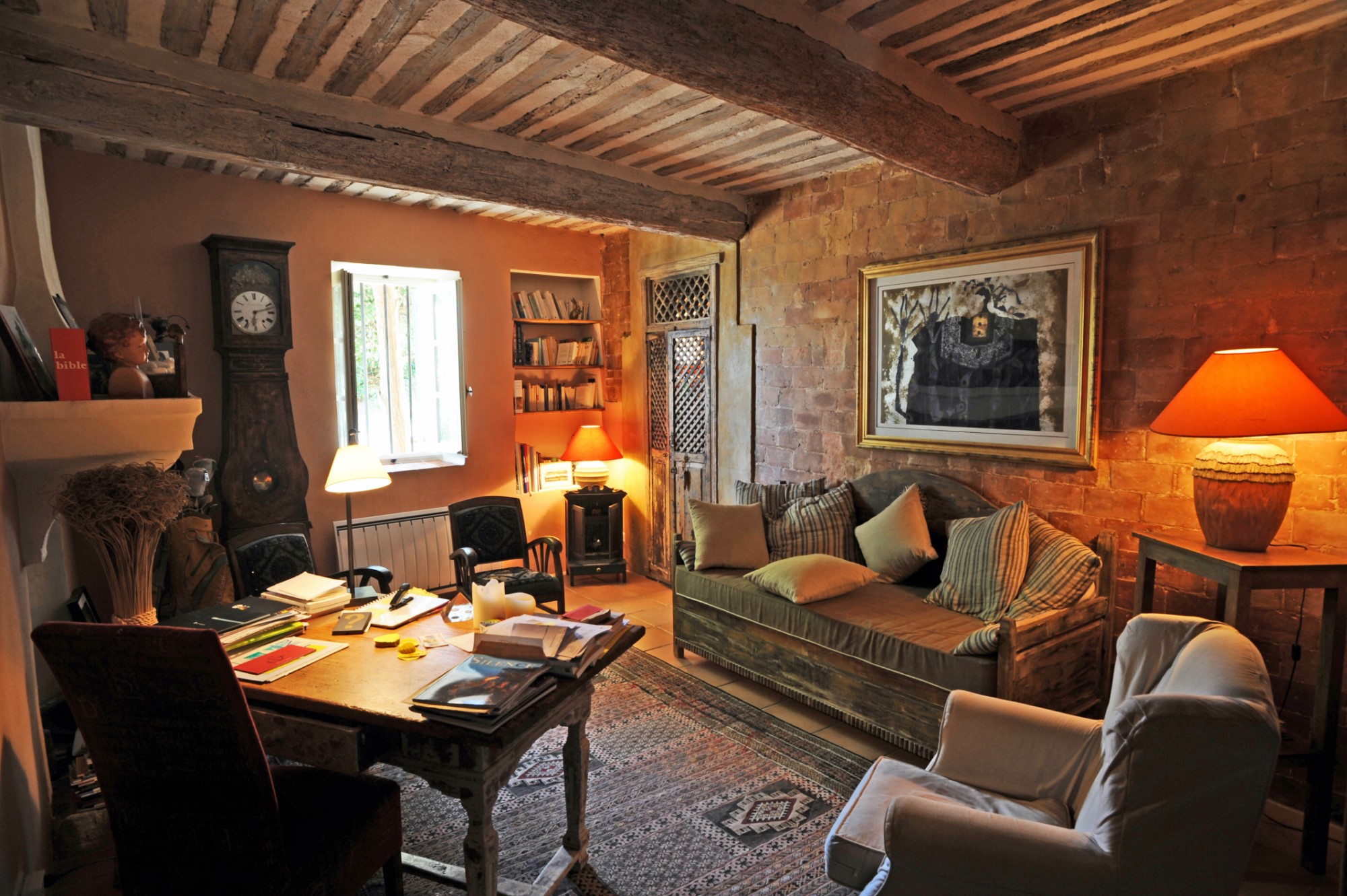At the foot of the Luberon mountain, this XVIIIth century renovated house is just a few minutes from one of Provence's renowned villages