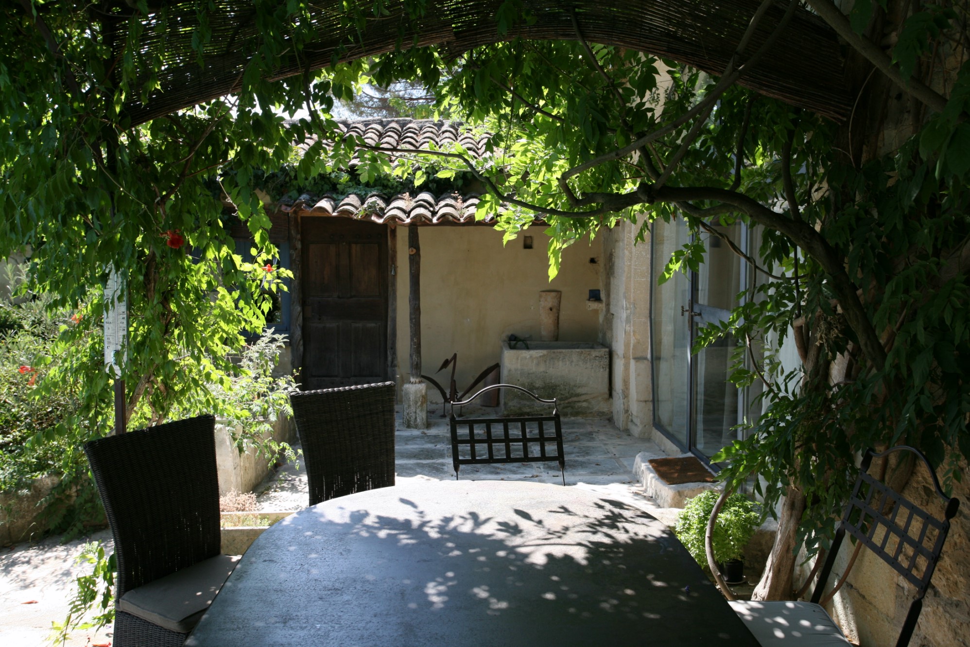 At the foot of the Luberon mountain, this XVIIIth century renovated house is just a few minutes from one of Provence's renowned villages