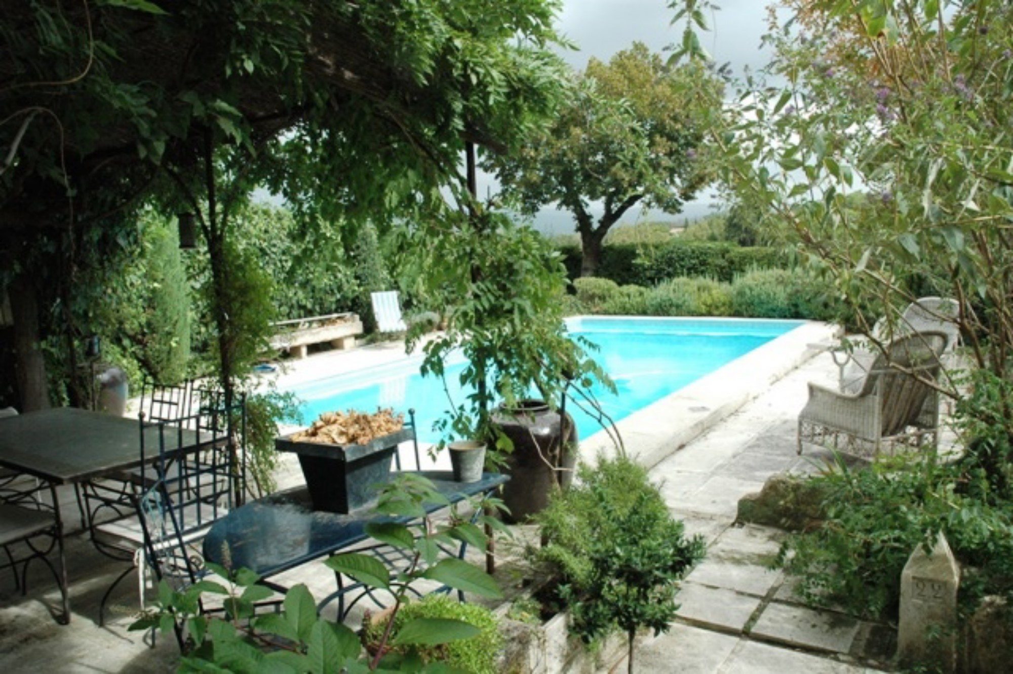 At the foot of the Luberon mountain, this XVIIIth century renovated house is just a few minutes from one of Provence's renowned villages