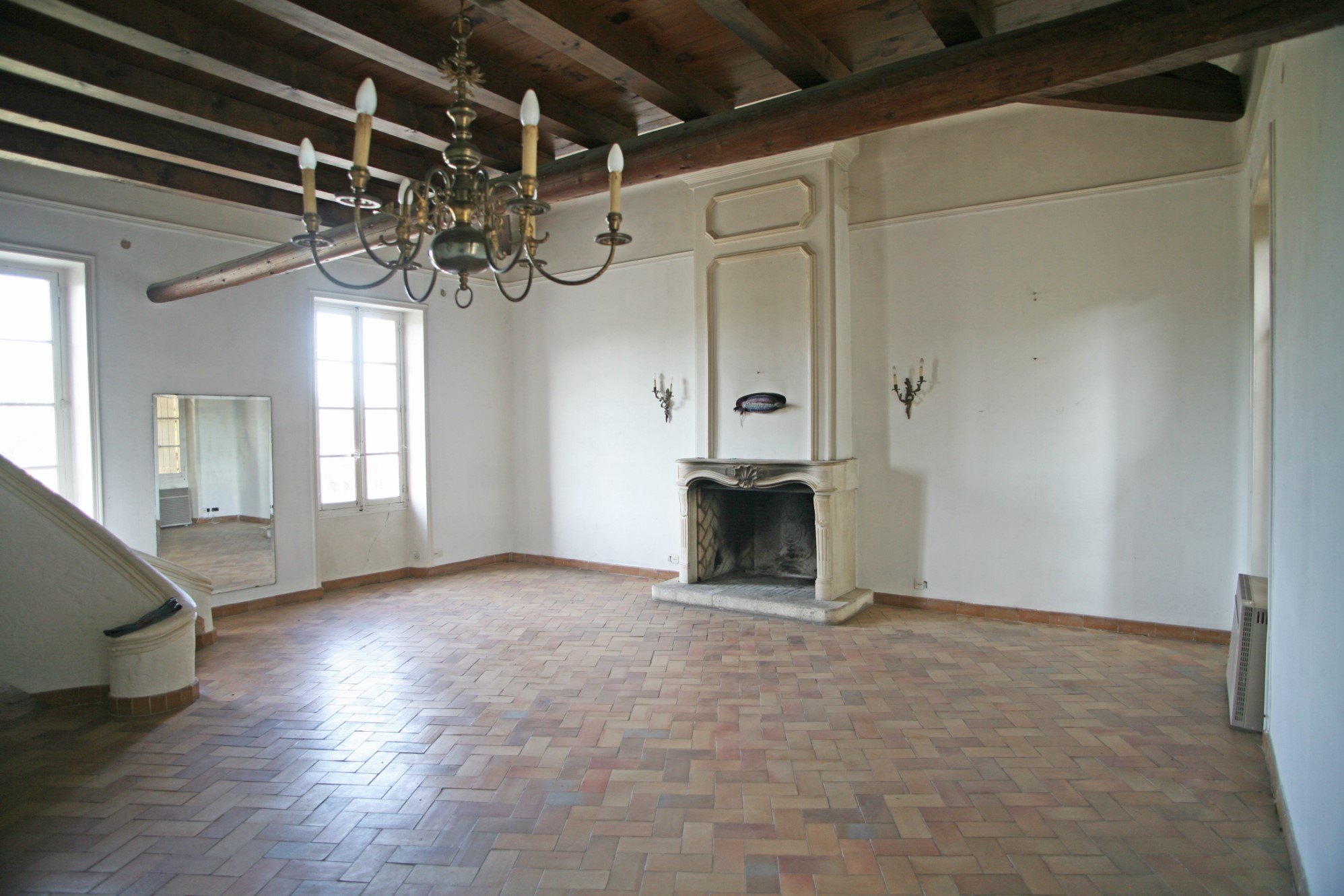 Near Isle sur la Sorgue, large building for sale to become a restaurant, a hotel or a company headquarters