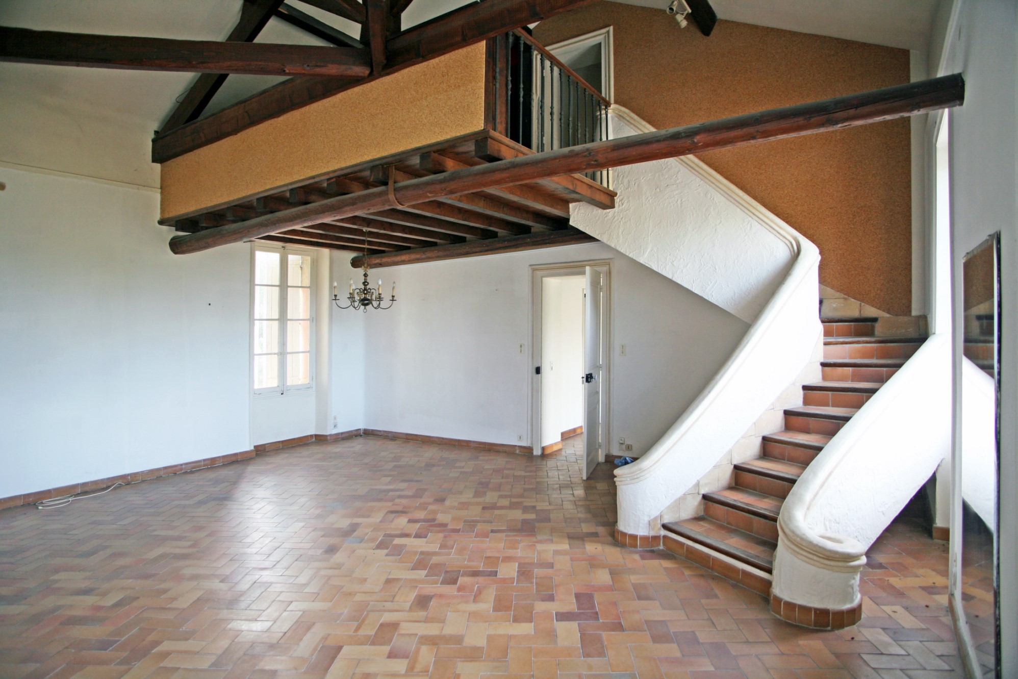 Near Isle sur la Sorgue, large building for sale to become a restaurant, a hotel or a company headquarters