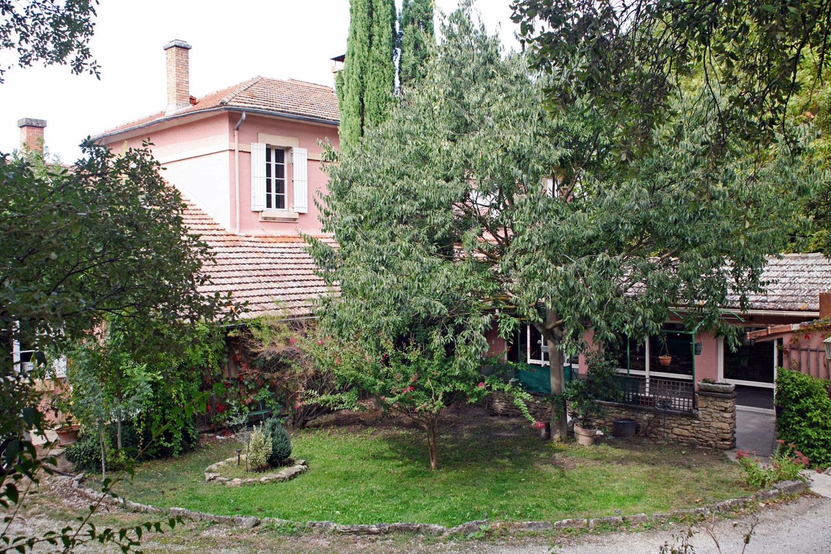 Near Isle sur la Sorgue, large building for sale to become a restaurant, a hotel or a company headquarters