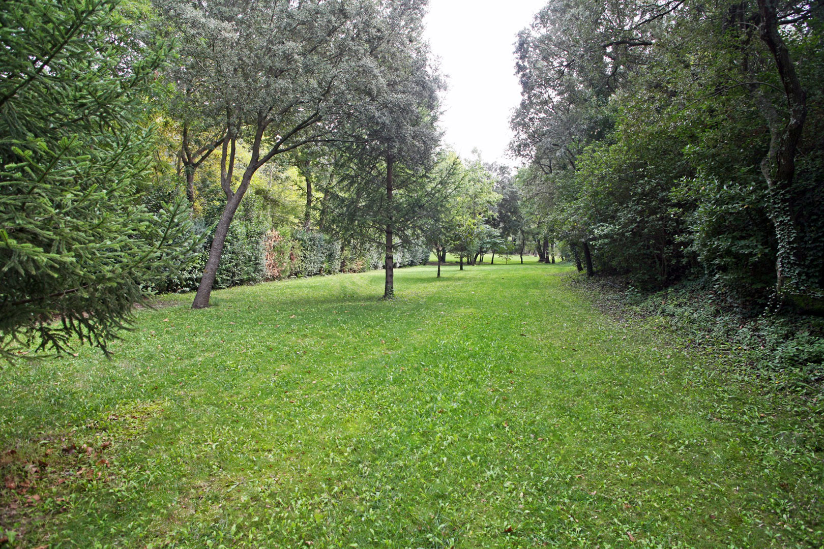 Near Isle sur la Sorgue, large building for sale to become a restaurant, a hotel or a company headquarters