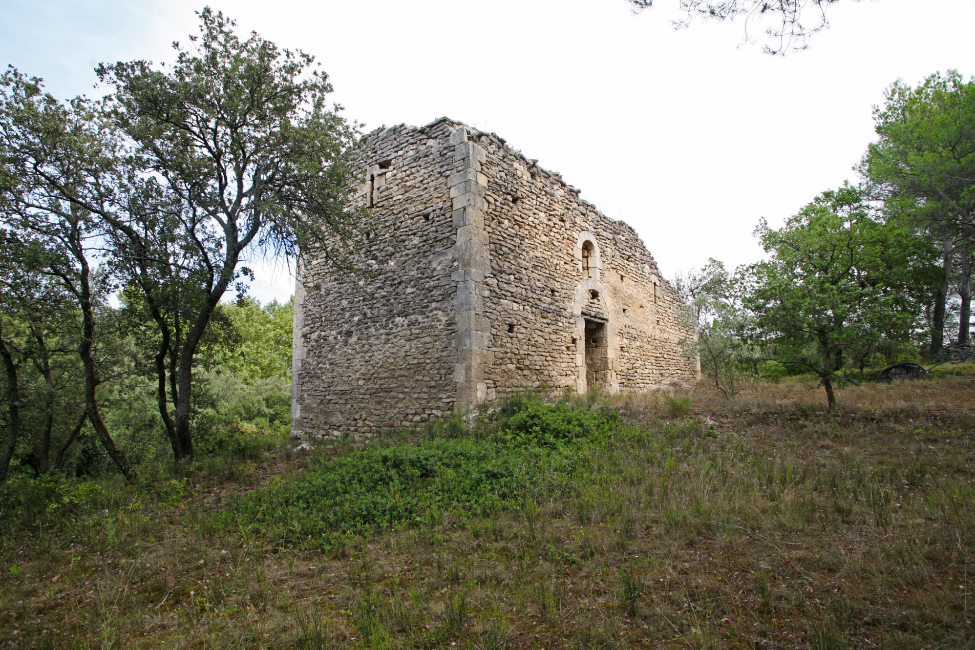 Near Isle sur la Sorgue, large building for sale to become a restaurant, a hotel or a company headquarters