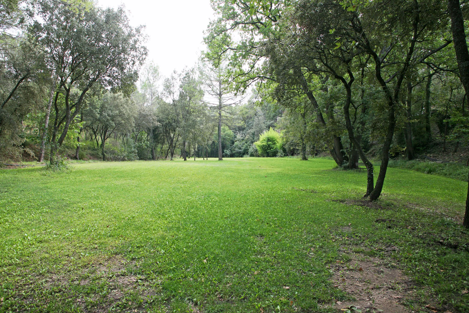 Near Isle sur la Sorgue, large building for sale to become a restaurant, a hotel or a company headquarters