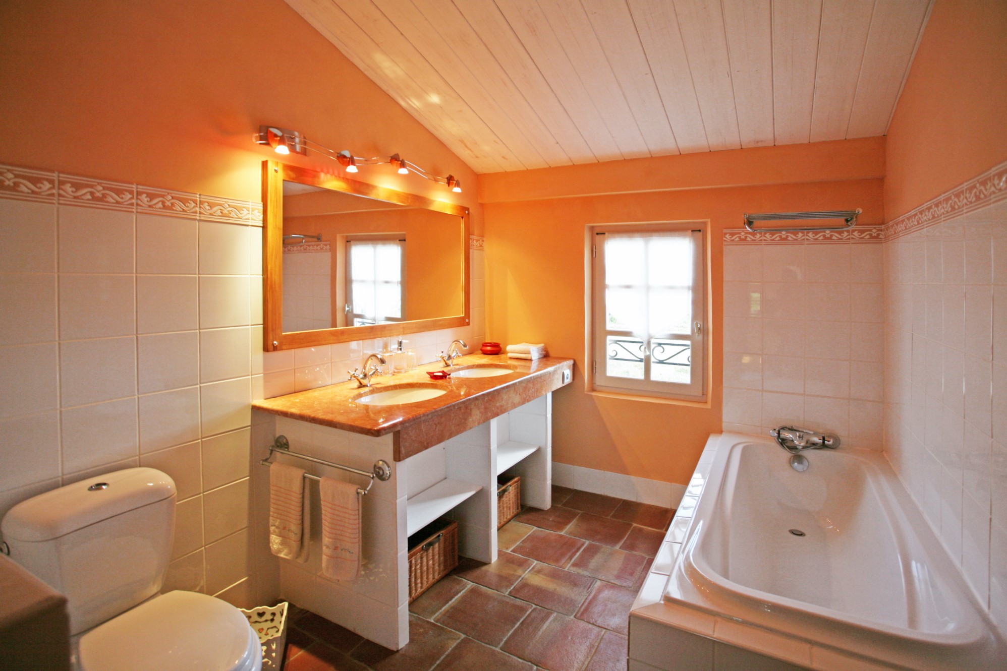 In Provence, for sale, charming 5 bedrooms house with landscaped garden and swimming pool