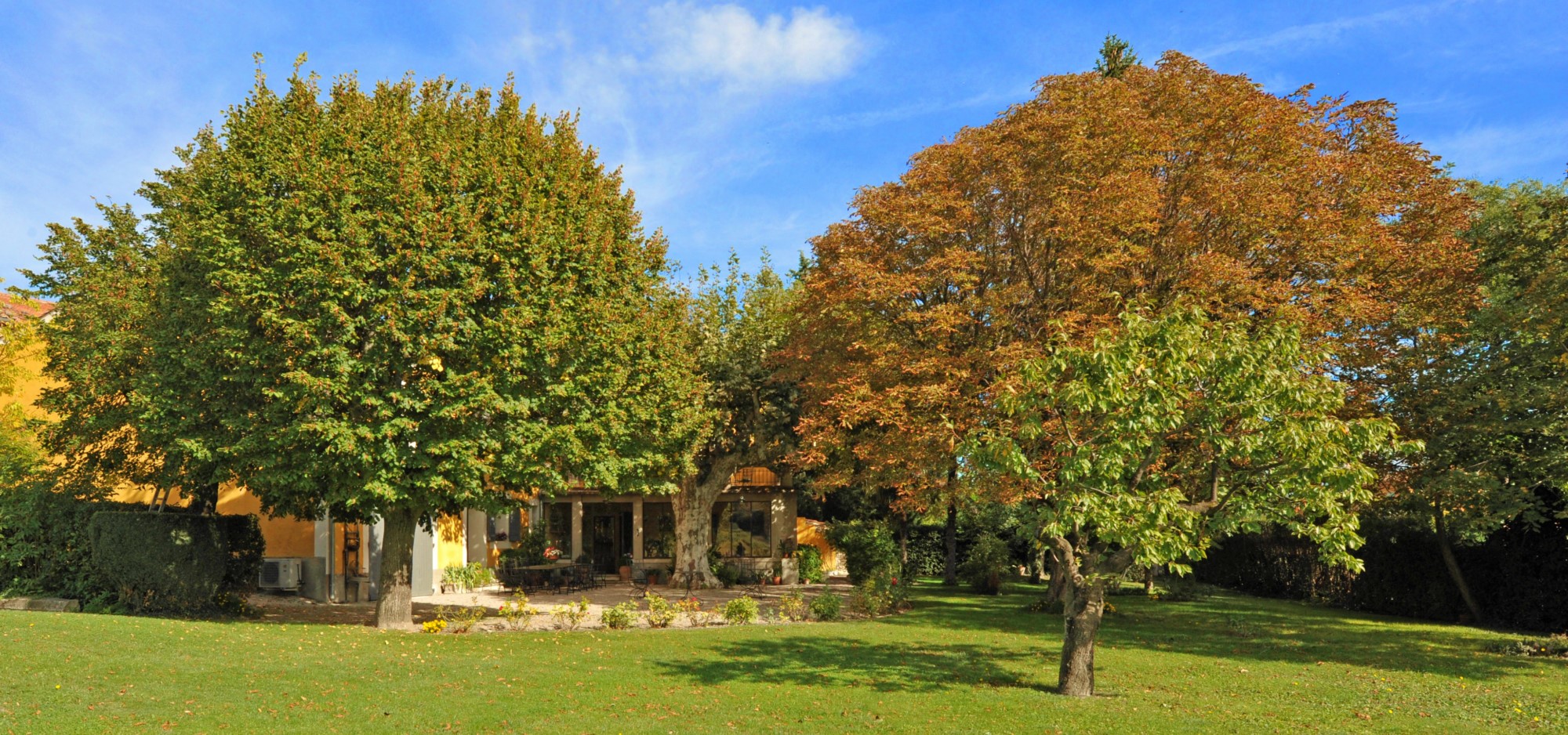 Beautifullly restored old house with large garden and pool for sale in Provence