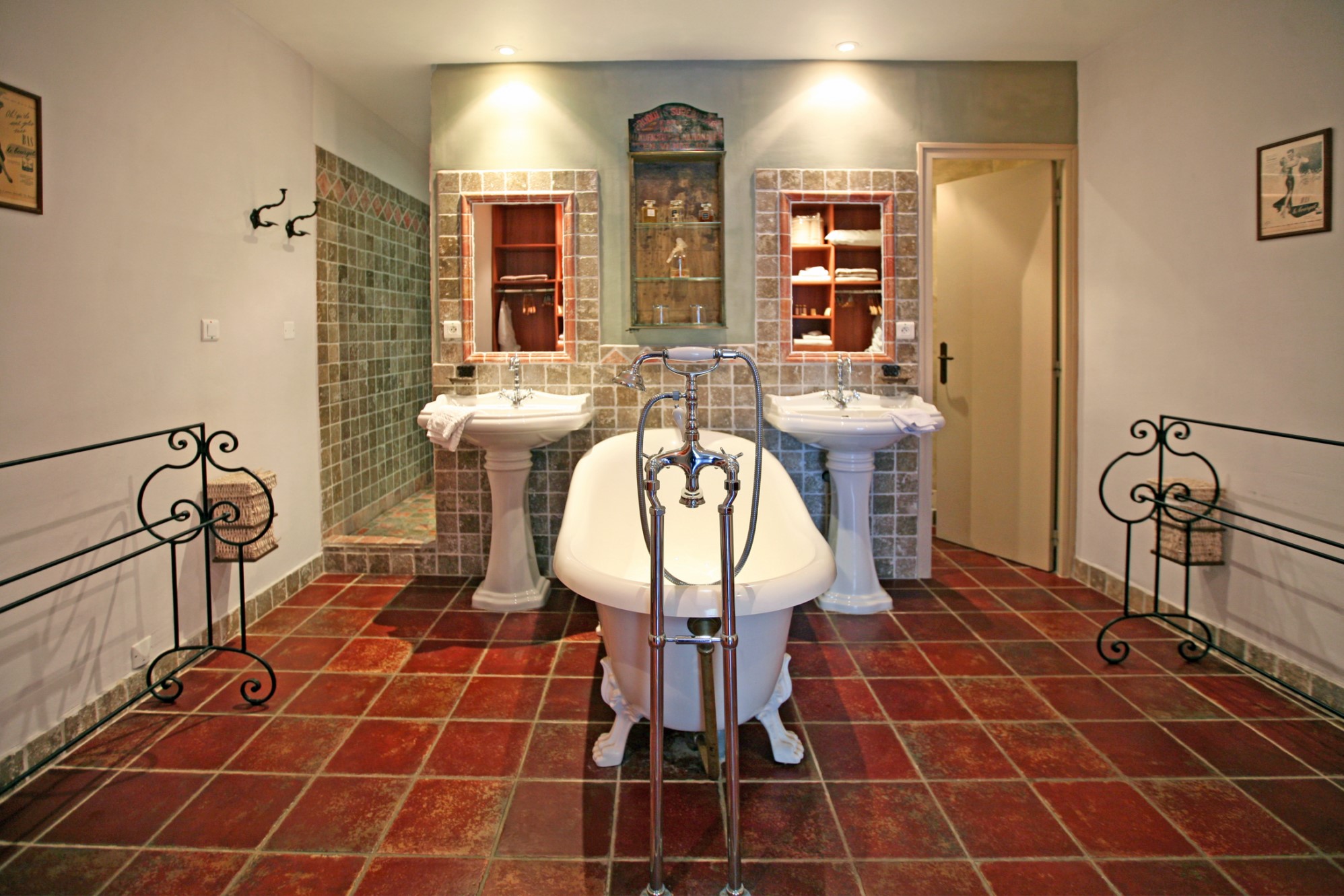 Beautifullly restored old house with large garden and pool for sale in Provence