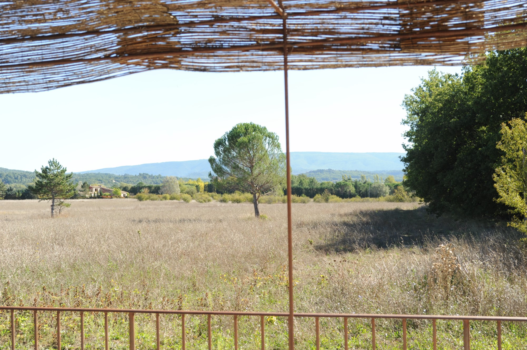 Between Roussillon and Gordes, stone house of approximately 380 sqm with large garden for sale