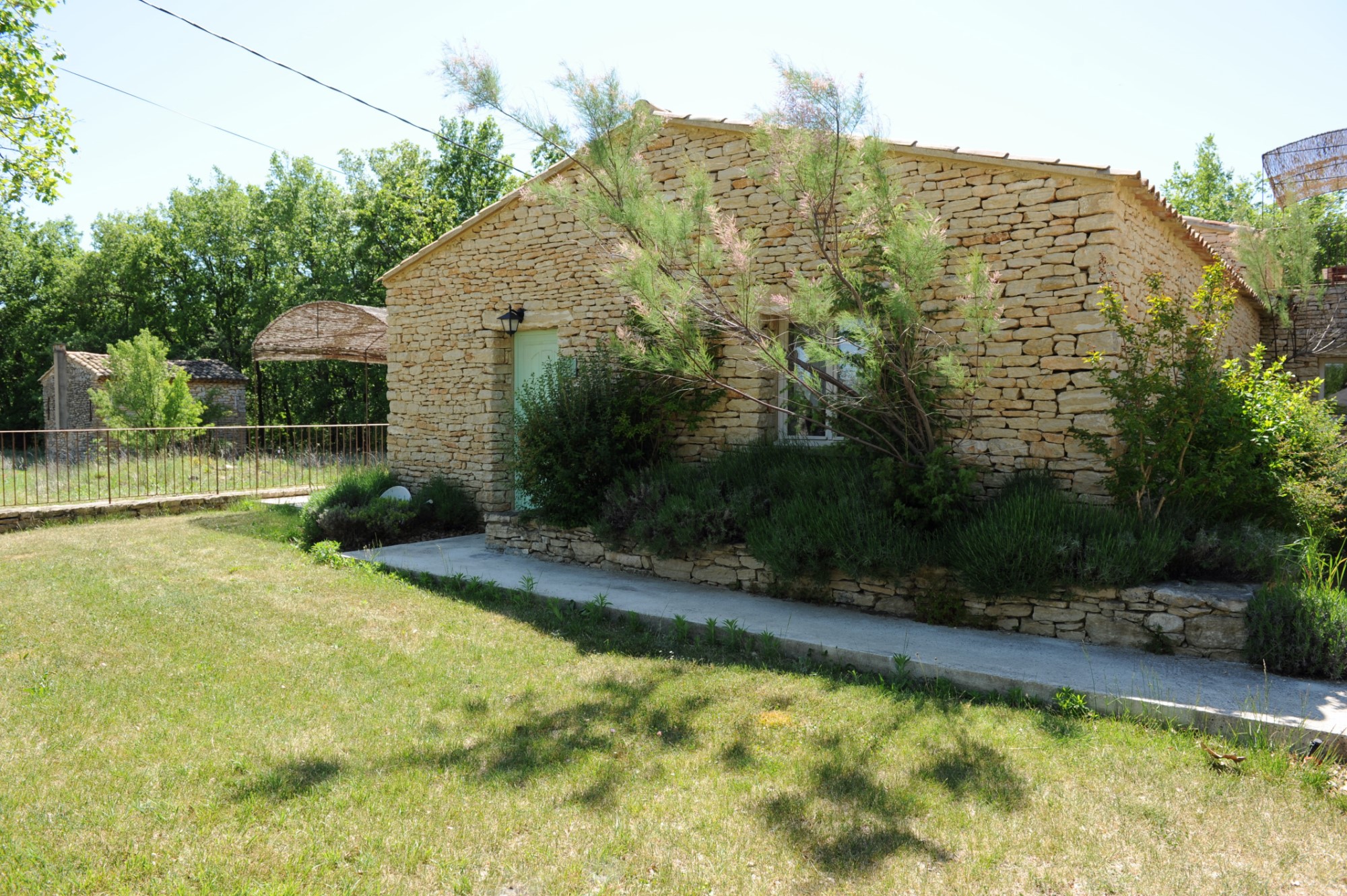 Between Roussillon and Gordes, stone house of approximately 380 sqm with large garden for sale