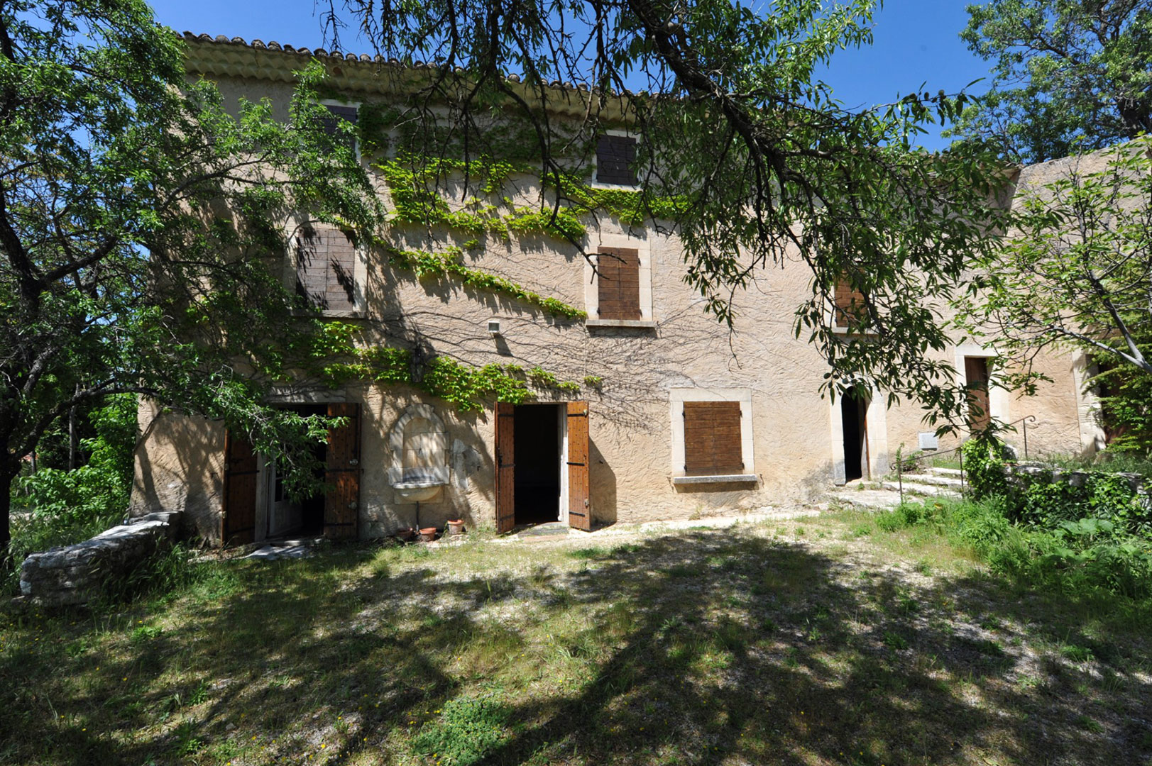 In Luberon, authentic provencal country house to renovate with superb views of the hilltop villages - SOLD -