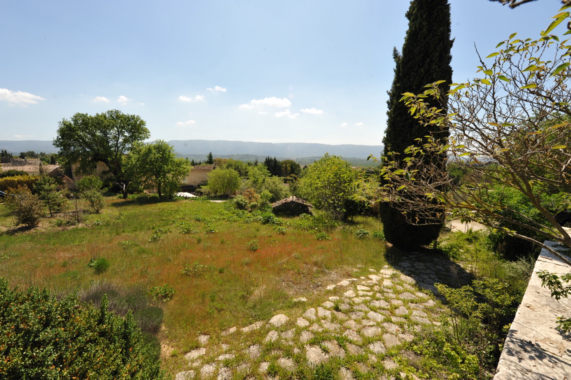 In Luberon, authentic provencal country house to renovate with superb views of the hilltop villages - SOLD -