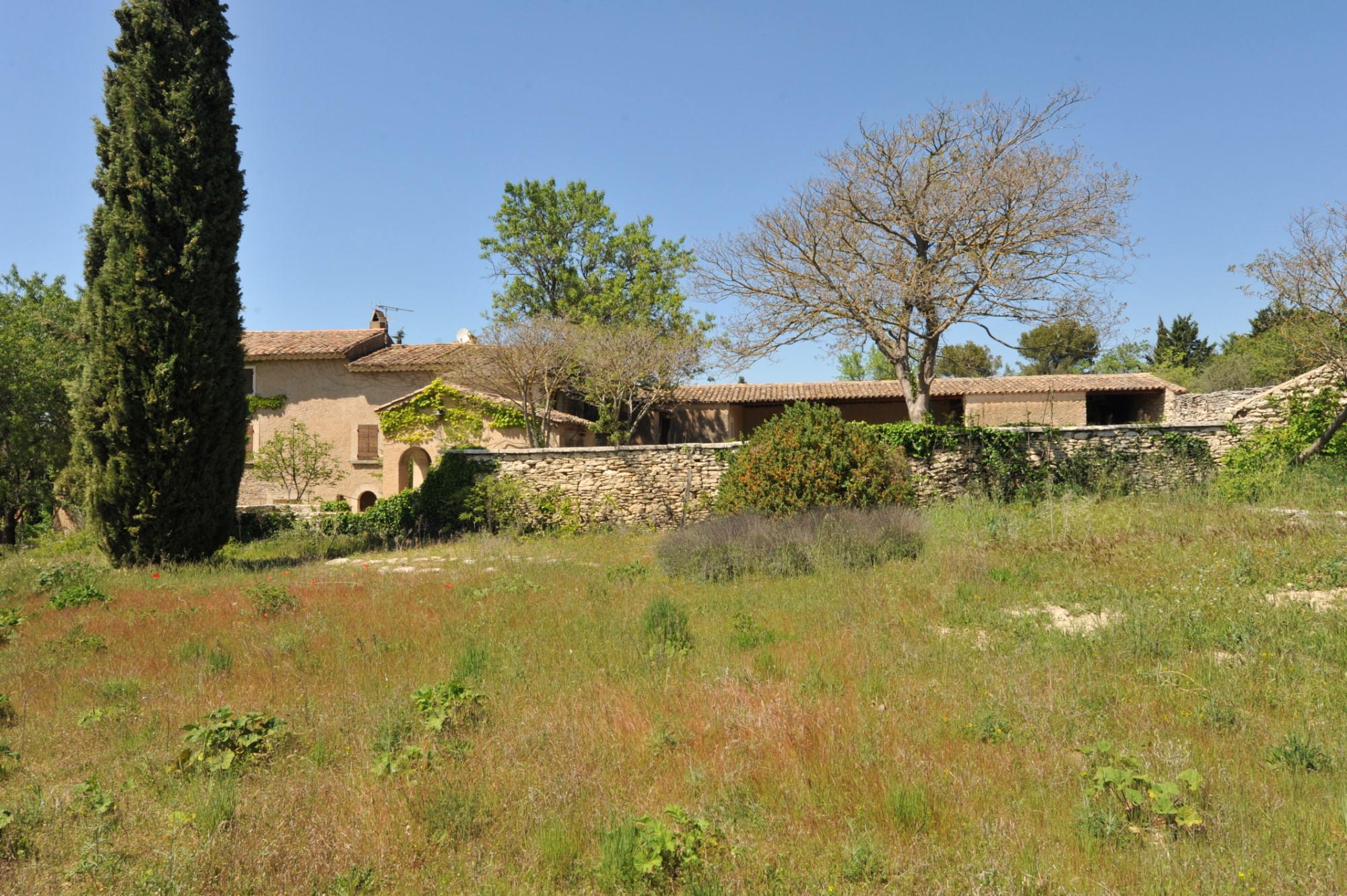 In Luberon, authentic provencal country house to renovate with superb views of the hilltop villages - SOLD -