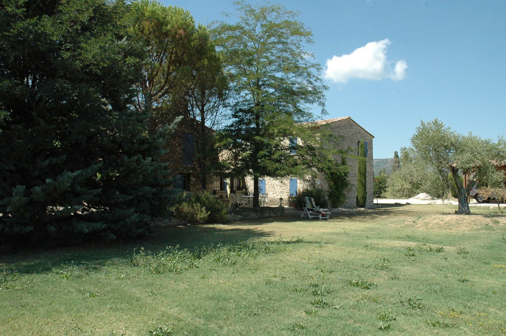 In Luberon, for sale, stone built property, on 1.4 hectare of land with outbuildings and swimming pool