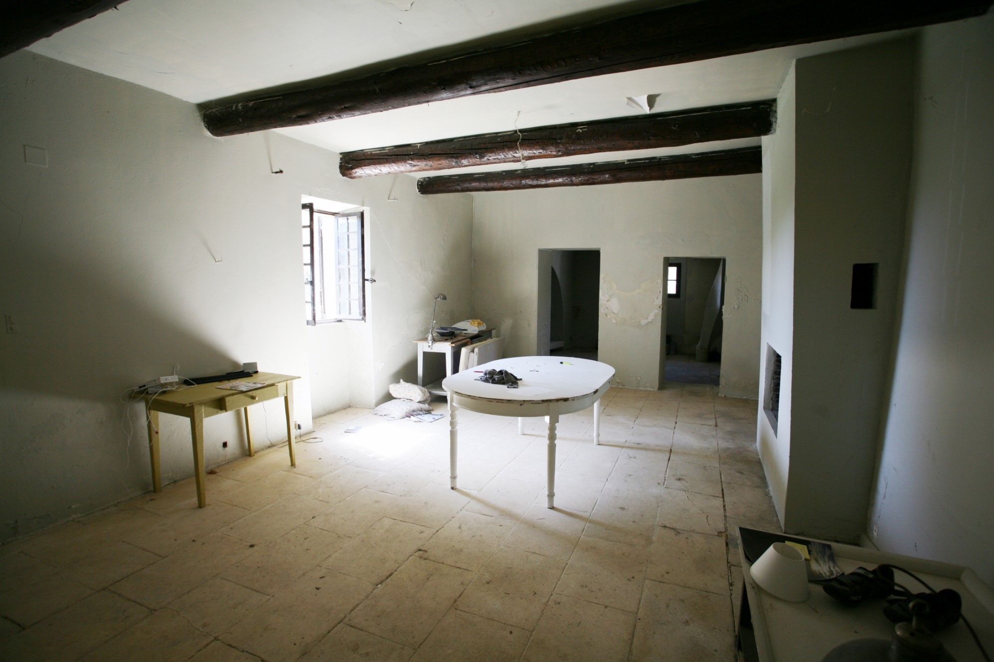 Gordes, for sale at the foot of the hilltop village of the Luberon, with views, former farmhouse with a courtyard and a stone wells. 