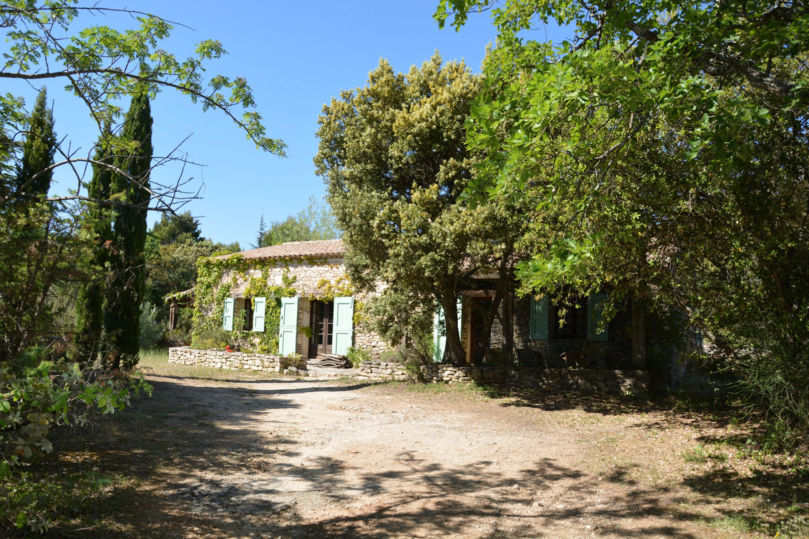 For sale, in Luberon, stone property of 3 dwellings on 2.6 hectares