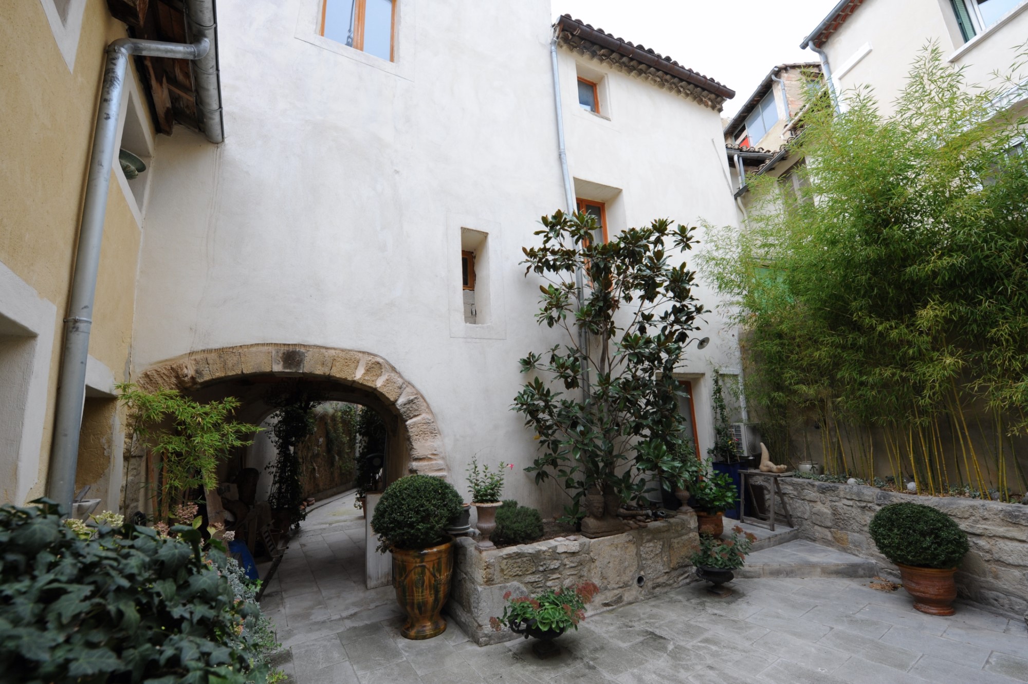 For sale, in Isle sur la Sorgue, lovely property consisting in a house, 2 appartments and a shop with a patio