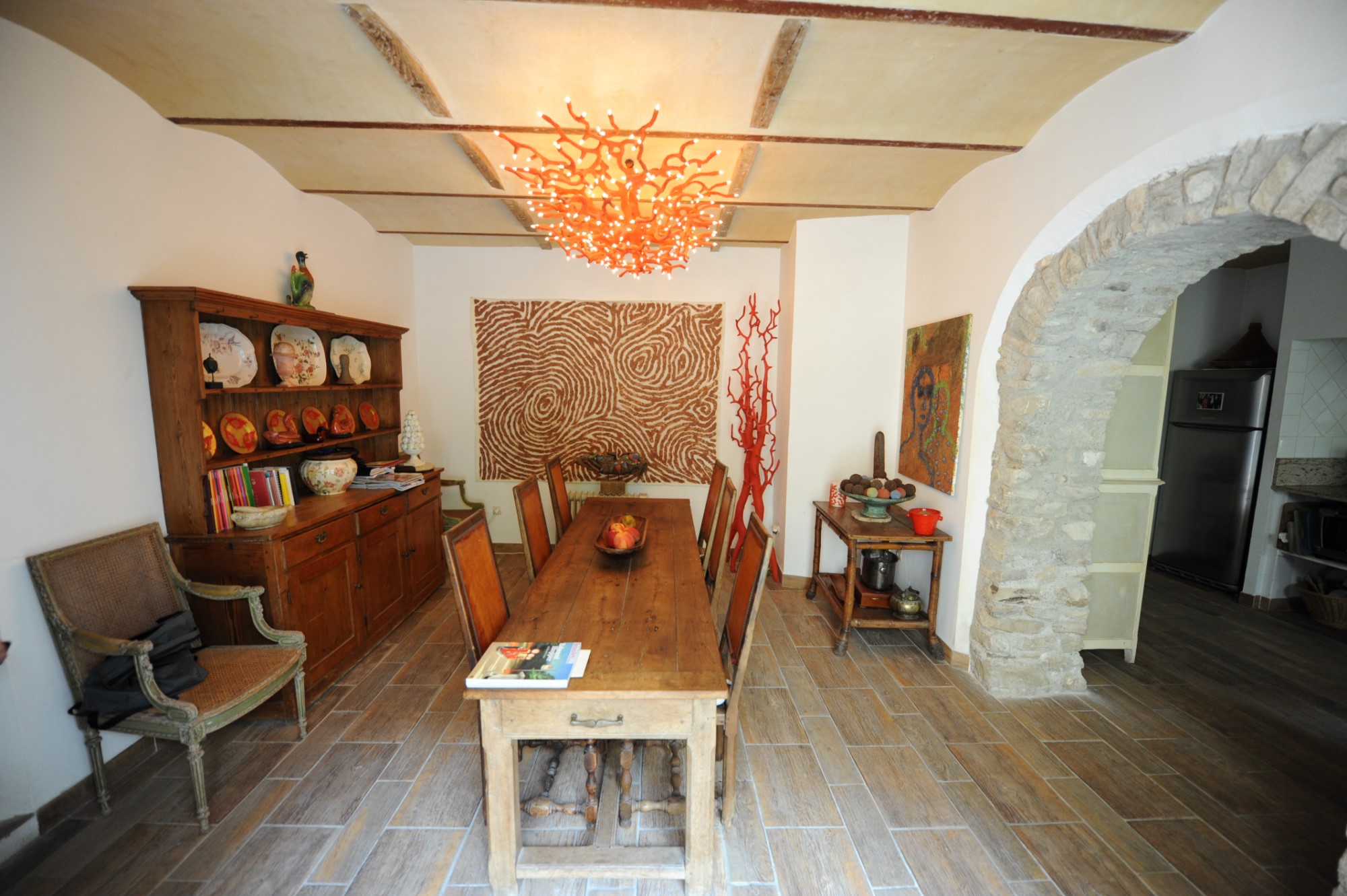 For sale, in Isle sur la Sorgue, lovely property consisting in a house, 2 appartments and a shop with a patio