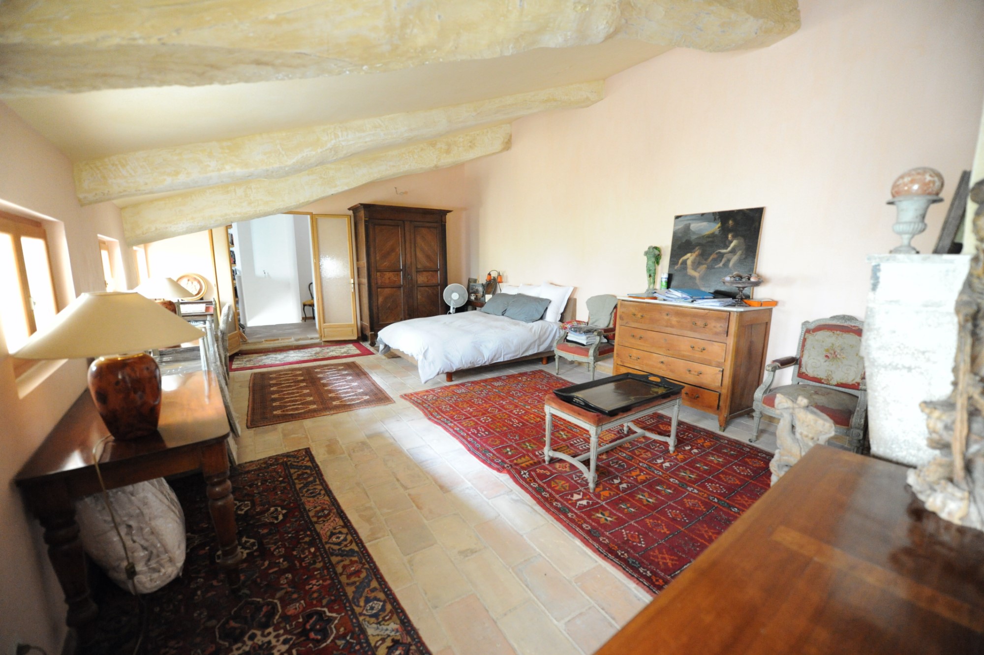 For sale, in Isle sur la Sorgue, lovely property consisting in a house, 2 appartments and a shop with a patio