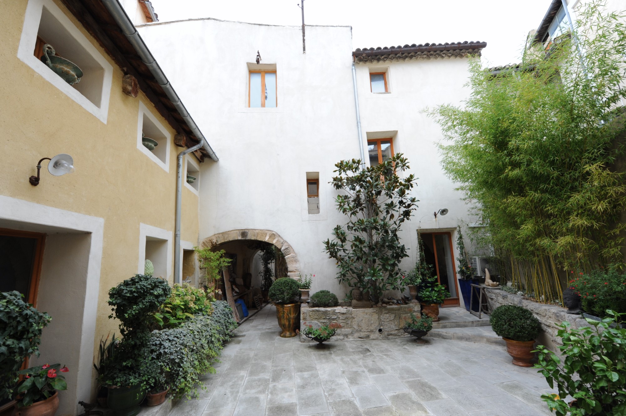 For sale, in Isle sur la Sorgue, lovely property consisting in a house, 2 appartments and a shop with a patio