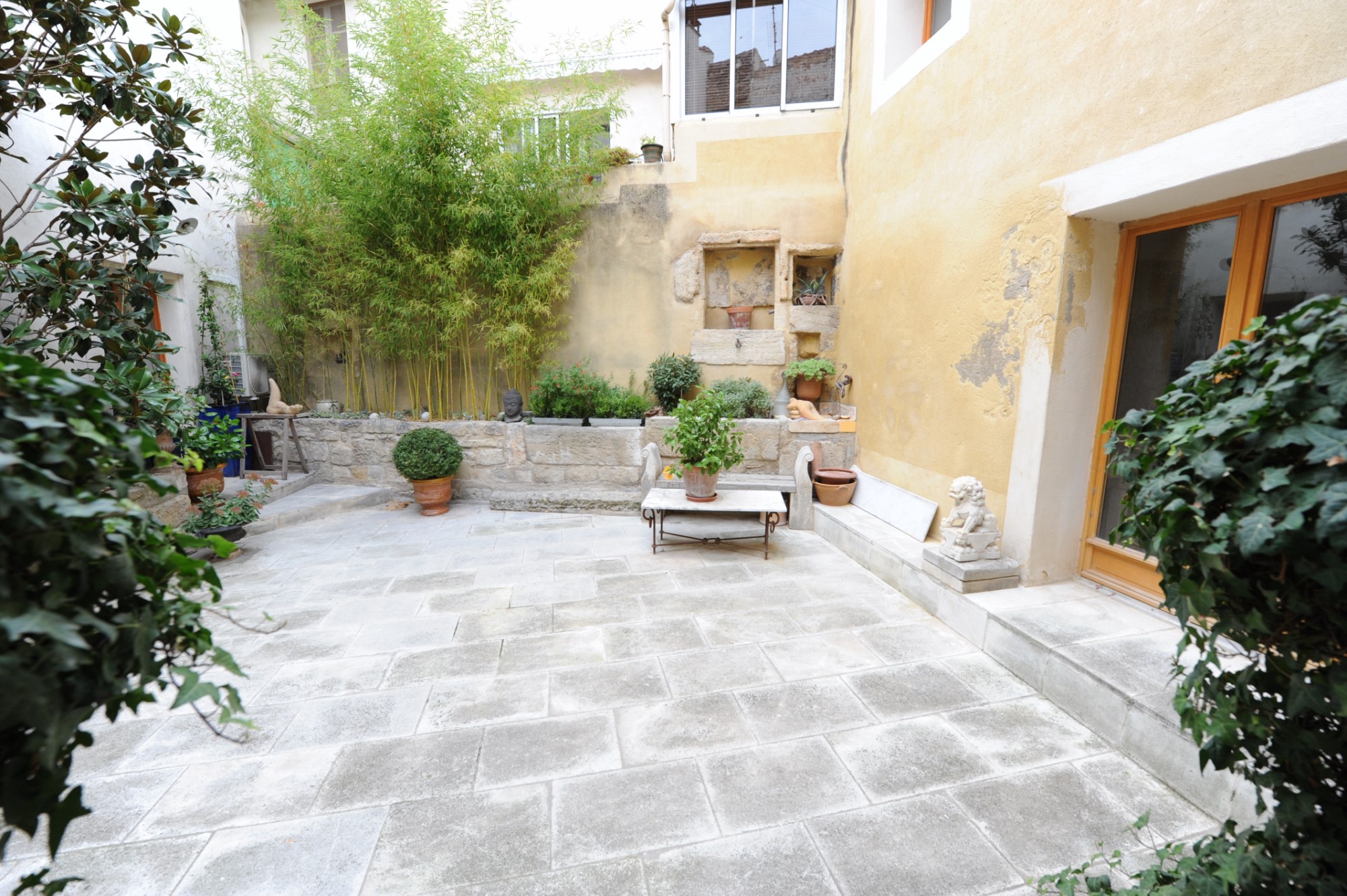For sale, in Isle sur la Sorgue, lovely property consisting in a house, 2 appartments and a shop with a patio