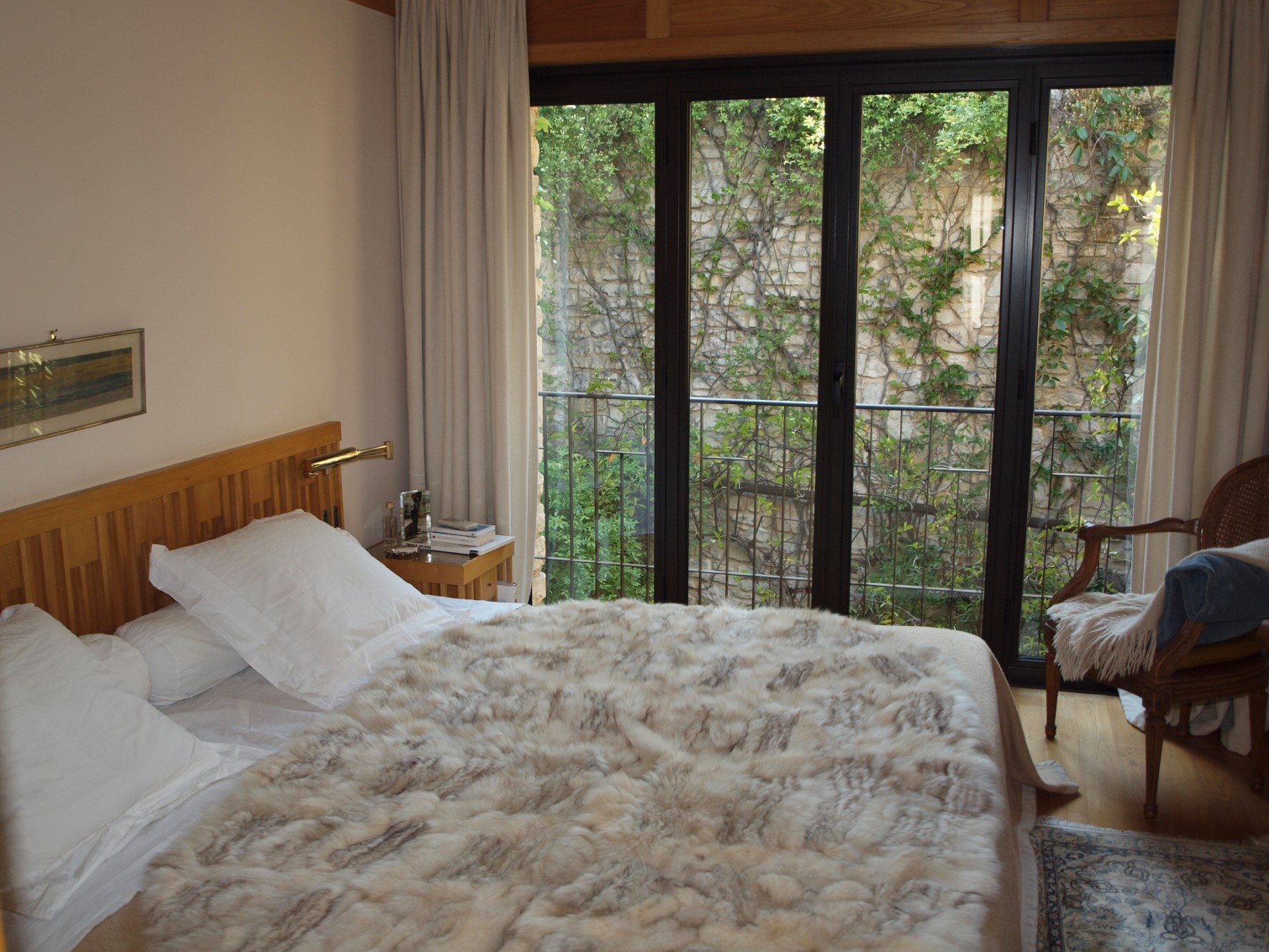 For sale in Comtat Venaissin, in a lively village, contemporary Architect house with large independent offices
