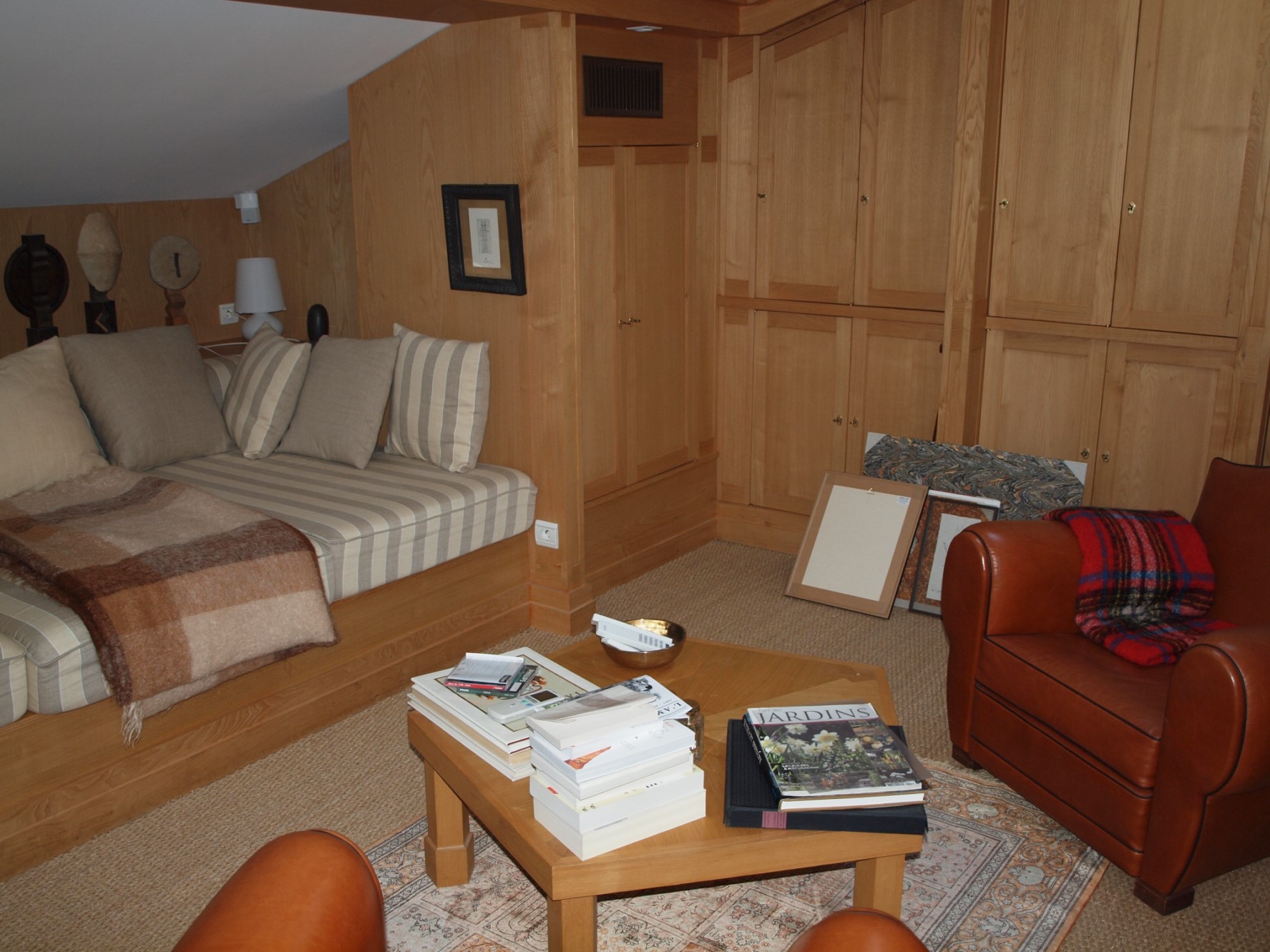 For sale in Comtat Venaissin, in a lively village, contemporary Architect house with large independent offices