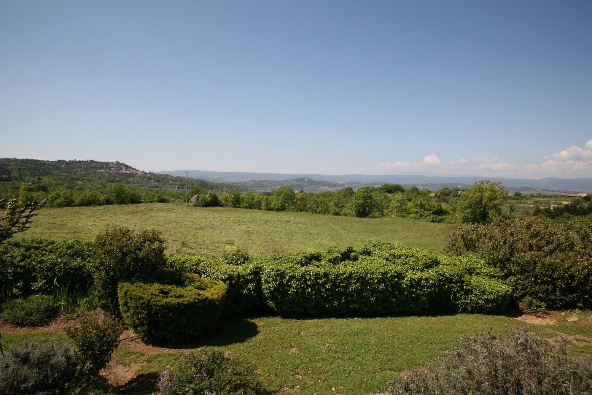 Between Bonnieux et Lacoste, for sale, property with breathtaking views on the hill top villages of Luberon