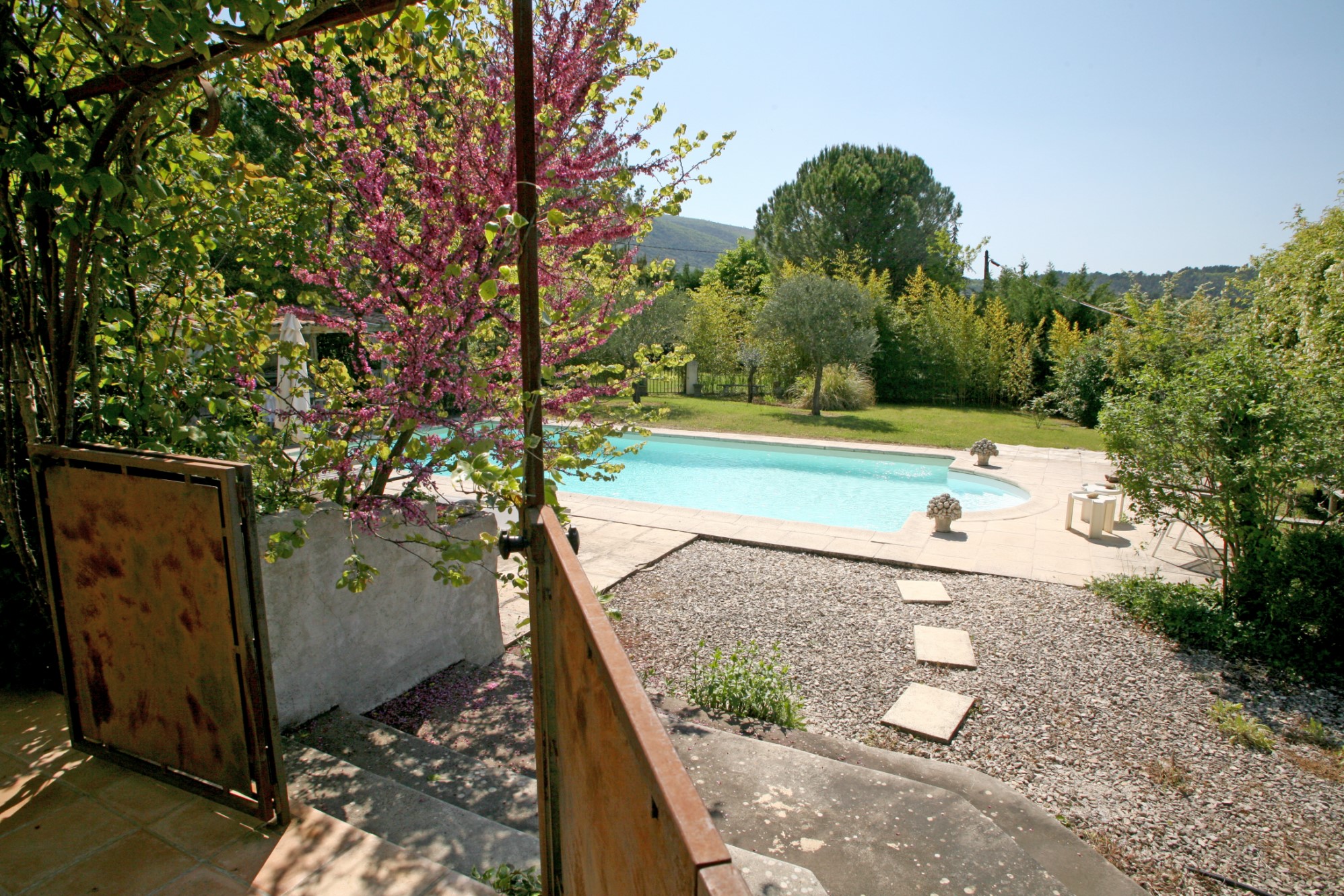 Between Bonnieux et Lacoste, for sale, property with breathtaking views on the hill top villages of Luberon