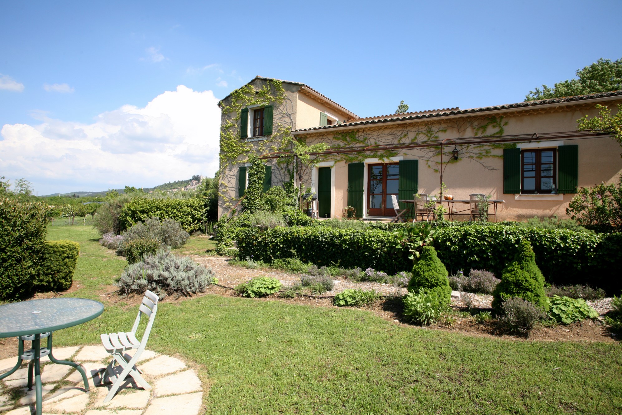 Between Bonnieux et Lacoste, for sale, property with breathtaking views on the hill top villages of Luberon