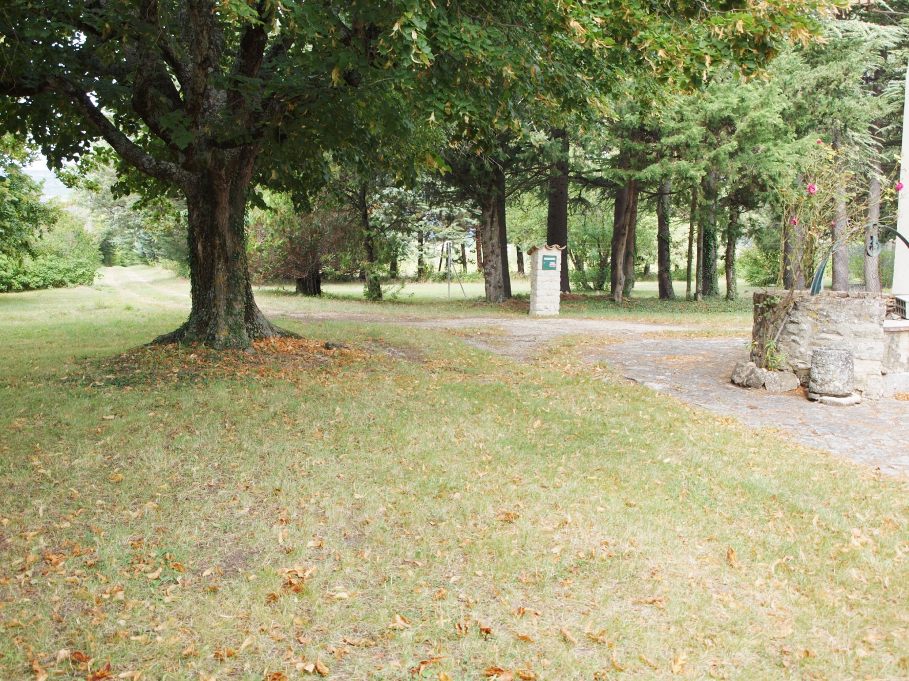 For sale, in the Pays de Sault, former mansion of the XVIIth century for sale, on a plot of land of more than 27 hectares